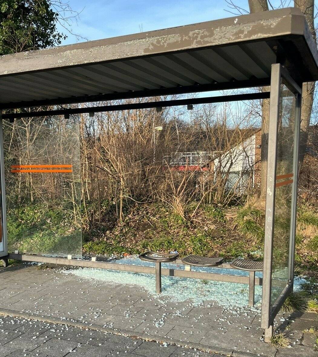 Unbekannte schlagen Scheiben an Bushaltestellen ein