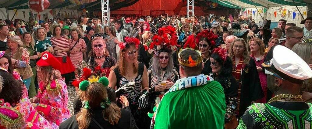 Nach dem Karnevalsumzug wird im Festzelt wieder die große Karnevalsparty gefeiert. Die Stimmung ist dort immer der Hit.  