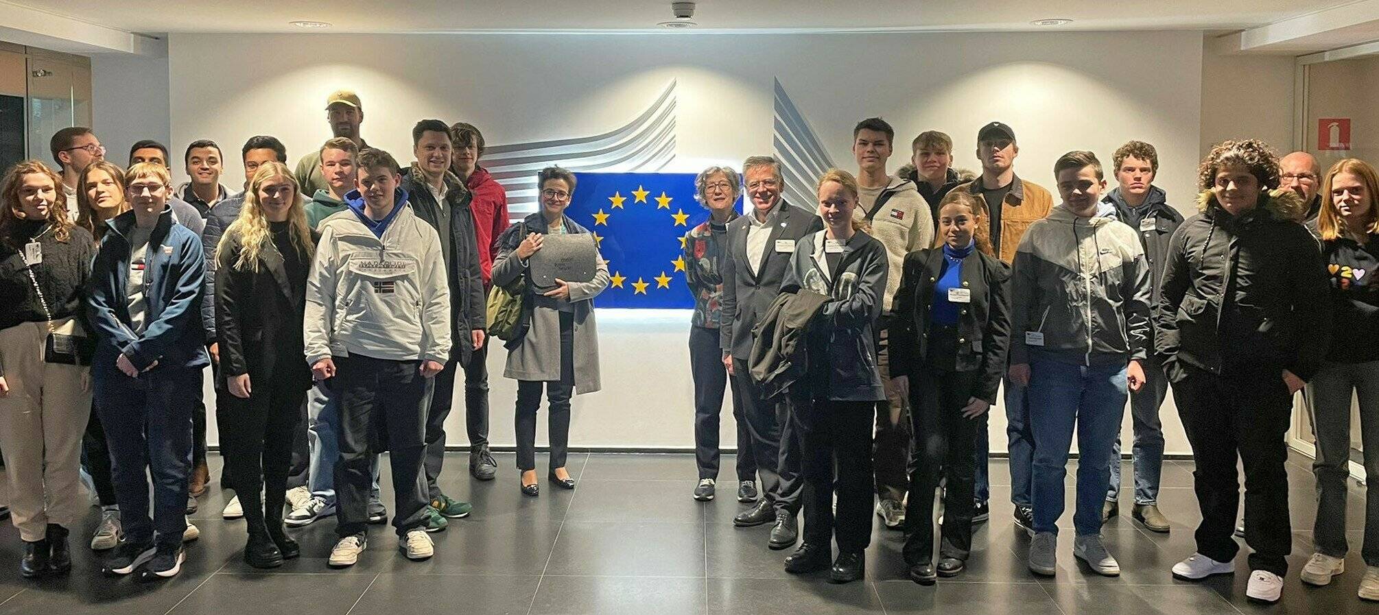  In Brüssel unterwegs: Die Reisegruppe aus dem Rhein-Kreis mit Landrat Hans-Jürgen Petrauschke, Kreis-Wirtschaftsdezernent Martin Stiller und Ruth Harte (Leiterin des Europabüros Rhein-Kreis). 