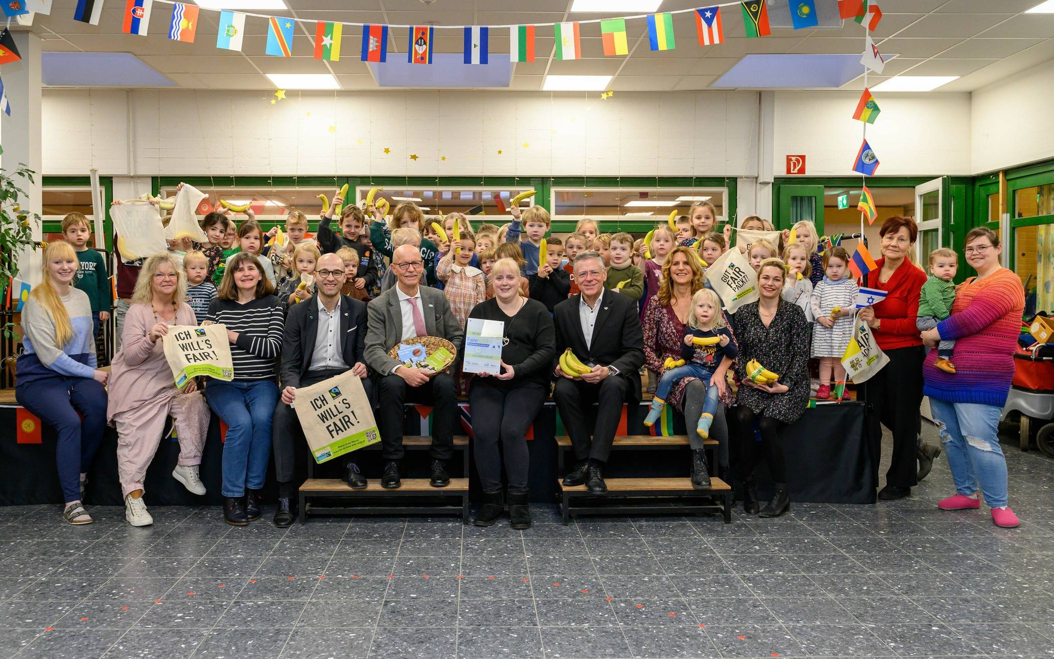   Landrat Hans-Jürgen Petrauschke, Bürgermeister Harald Zillikens und Kreissprecher Benjamin Josephs gratulierten Susanne Dohmen und ihrem Team zur Auszeichnung. 