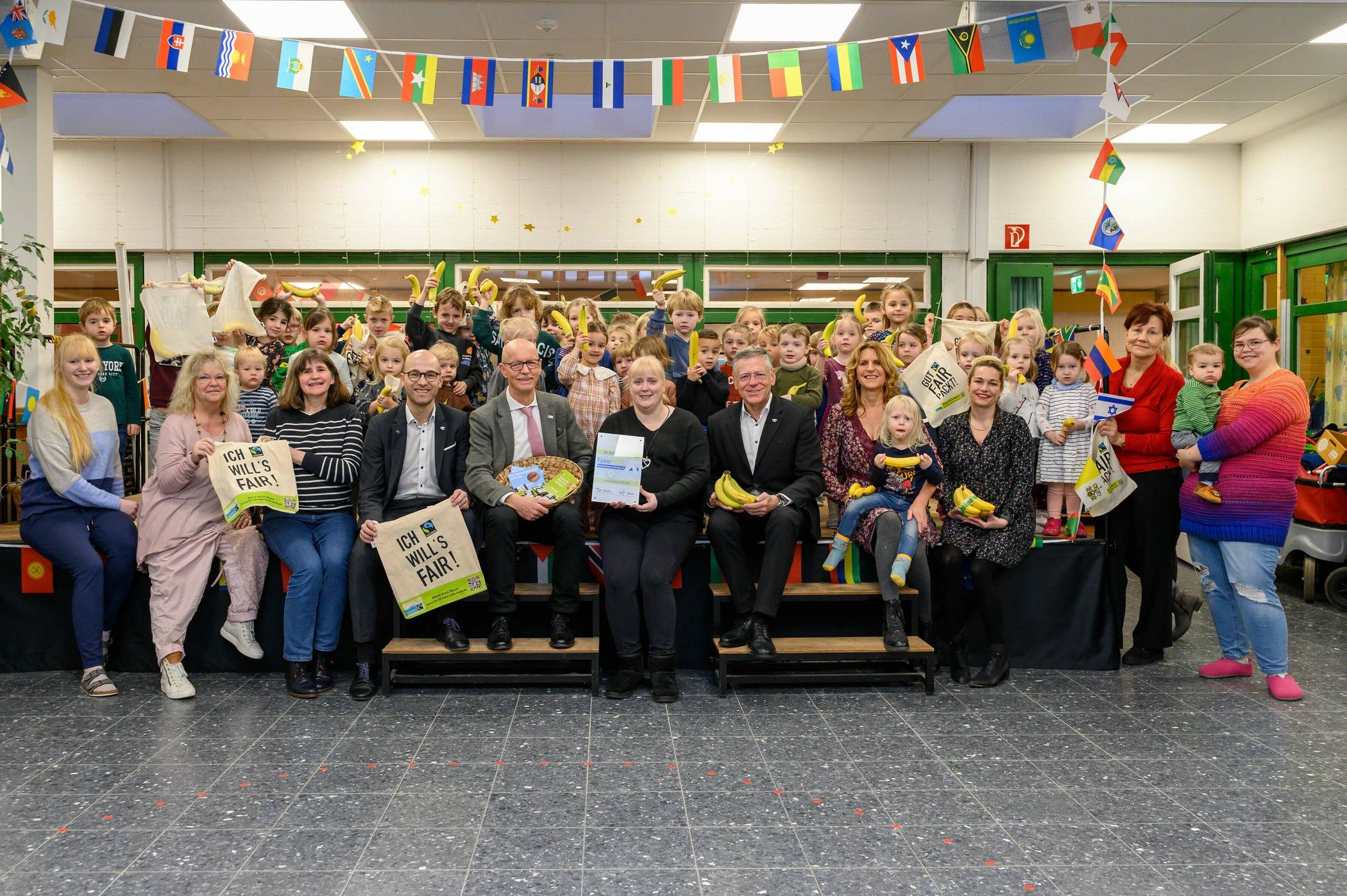   Landrat Hans-Jürgen Petrauschke, Bürgermeister Harald Zillikens und Kreissprecher Benjamin Josephs gratulierten Susanne Dohmen und ihrem Team zur Auszeichnung. 