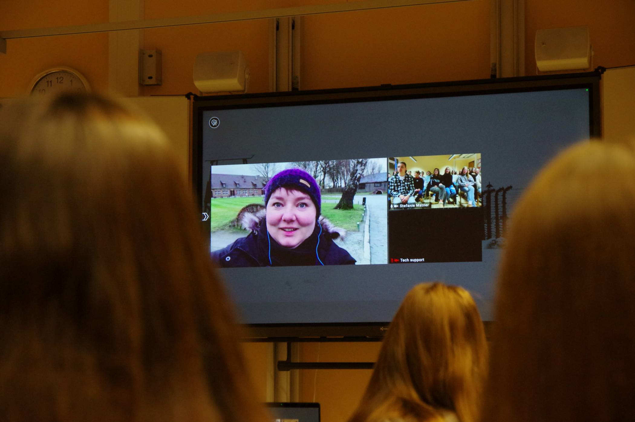  Schüler des Gymnasiums Jüchen erlebten eine digitale Live-Führung durch die Gedenkstätte Auschwitz-Birkenau. 