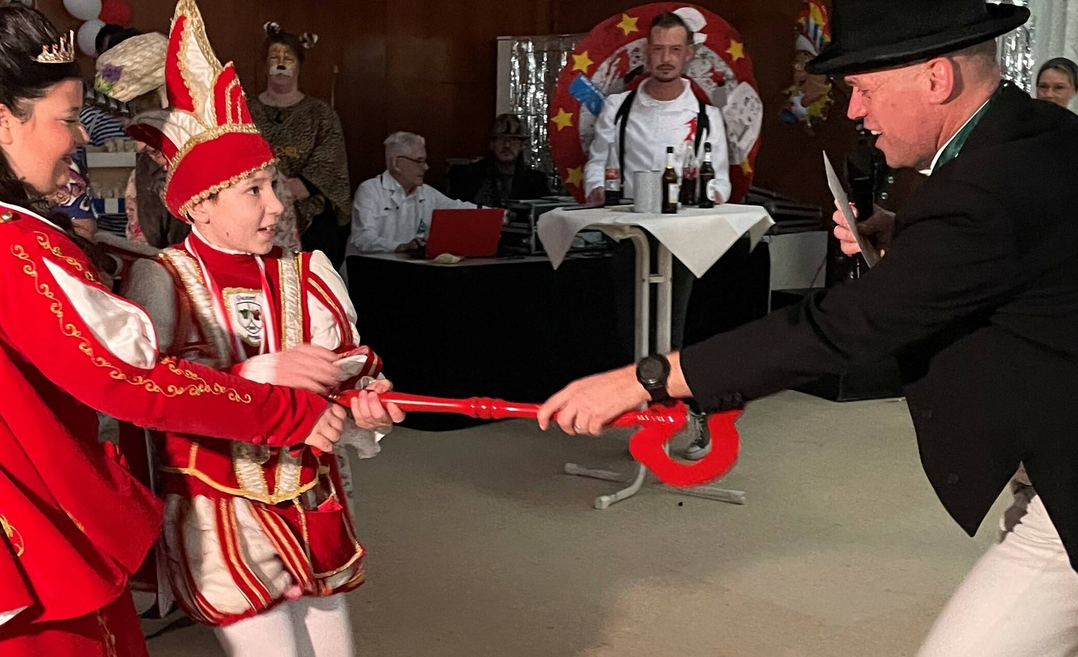   Phillip Holz und Prinzessin Fiona Müller vom „Närrischen Sprötz-Trupp“ kämpfen mit dem Bürgermeister um den Schlüssel zum Rathaus. 