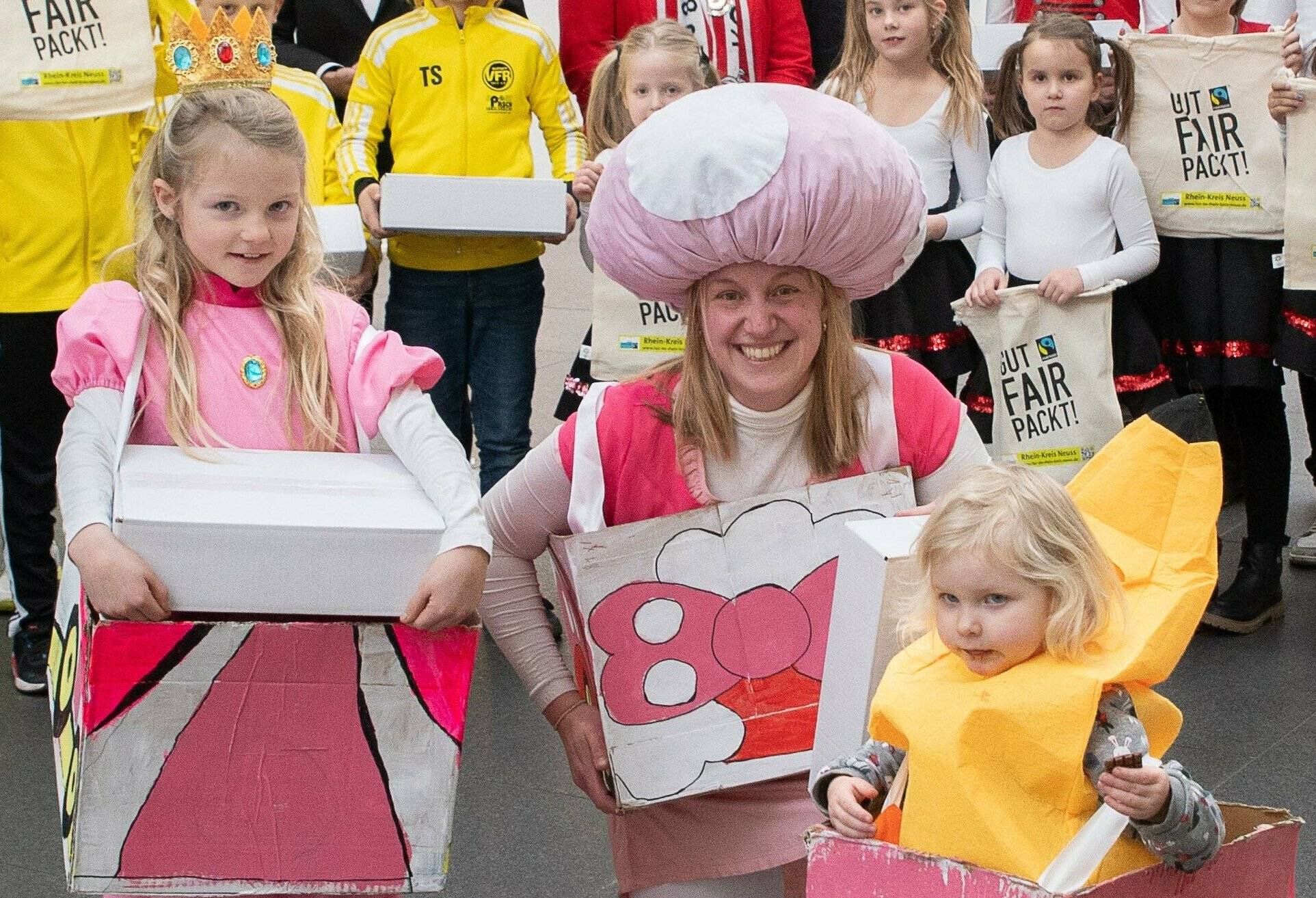  Diana Goller nahm die faire Schokolade des Kreises (lesen sie auf www.erft-kurier.de) zusammen mit ihren Kindern Hannah und Clara freudestrahlend für die „Turboschnecken“ aus Orken entgegen. Wer am Samstag ab 14.11 Uhr beim Zug durch Orken zuschaut, sollte also unbedingt nach den „Turboschnecken“ im Rennauto-Kostüm Ausschau halten. 