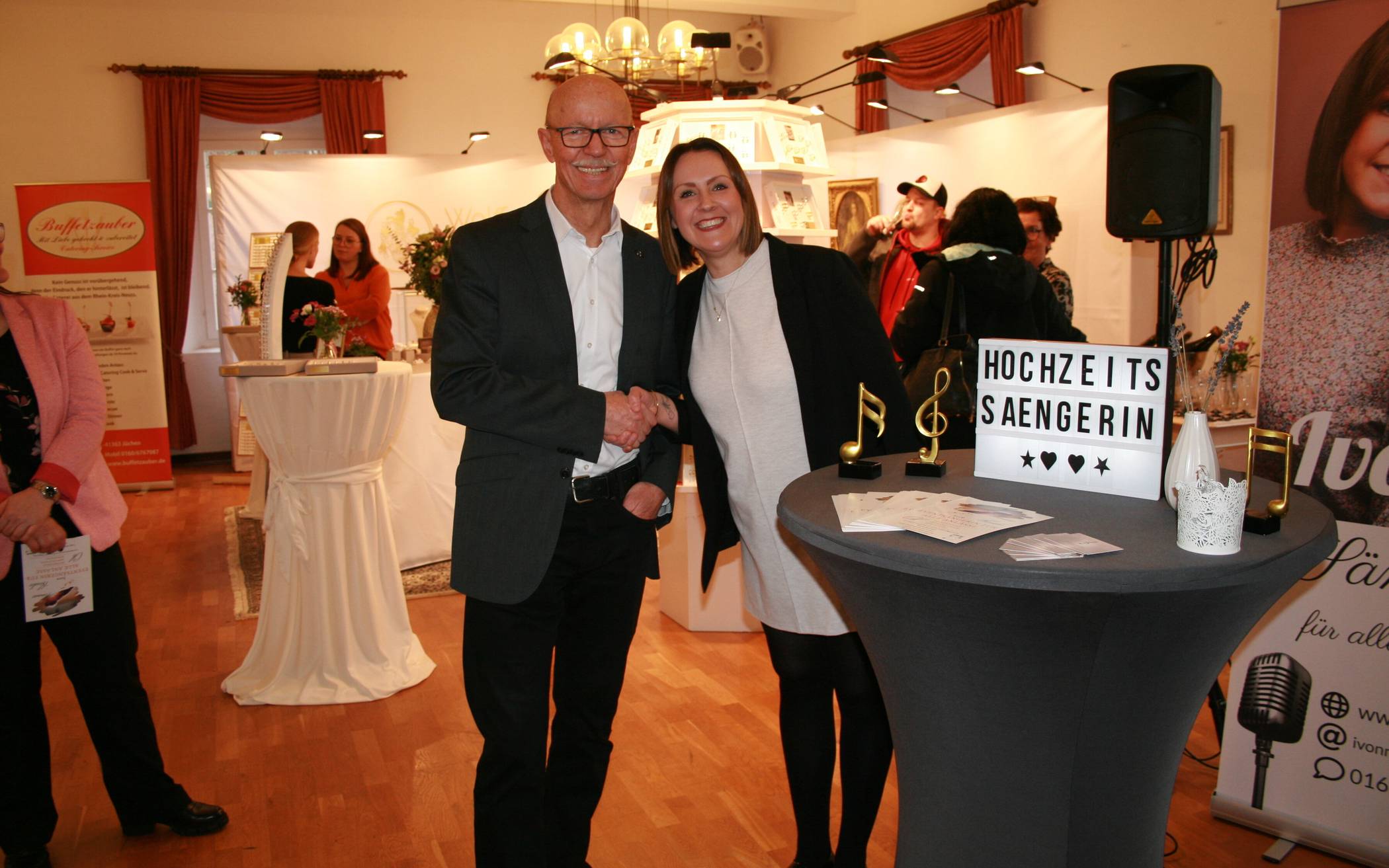  Bürgermeister Harald Zillikens und Hochzeitssängerin Yvonne Hauck. 