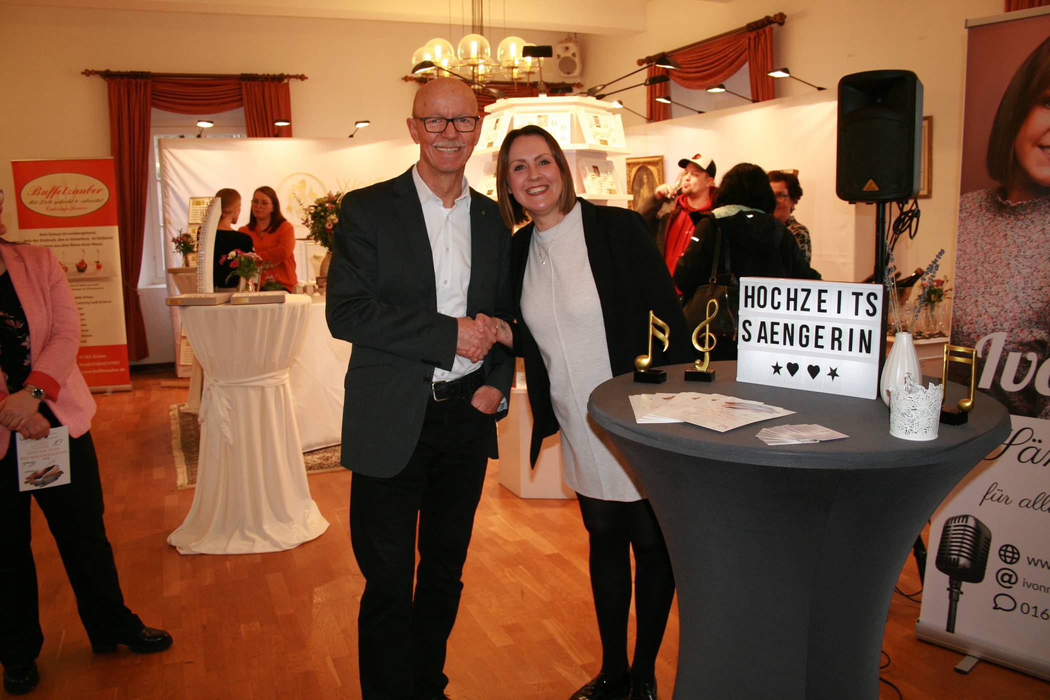  Bürgermeister Harald Zillikens und Hochzeitssängerin Yvonne Hauck. 