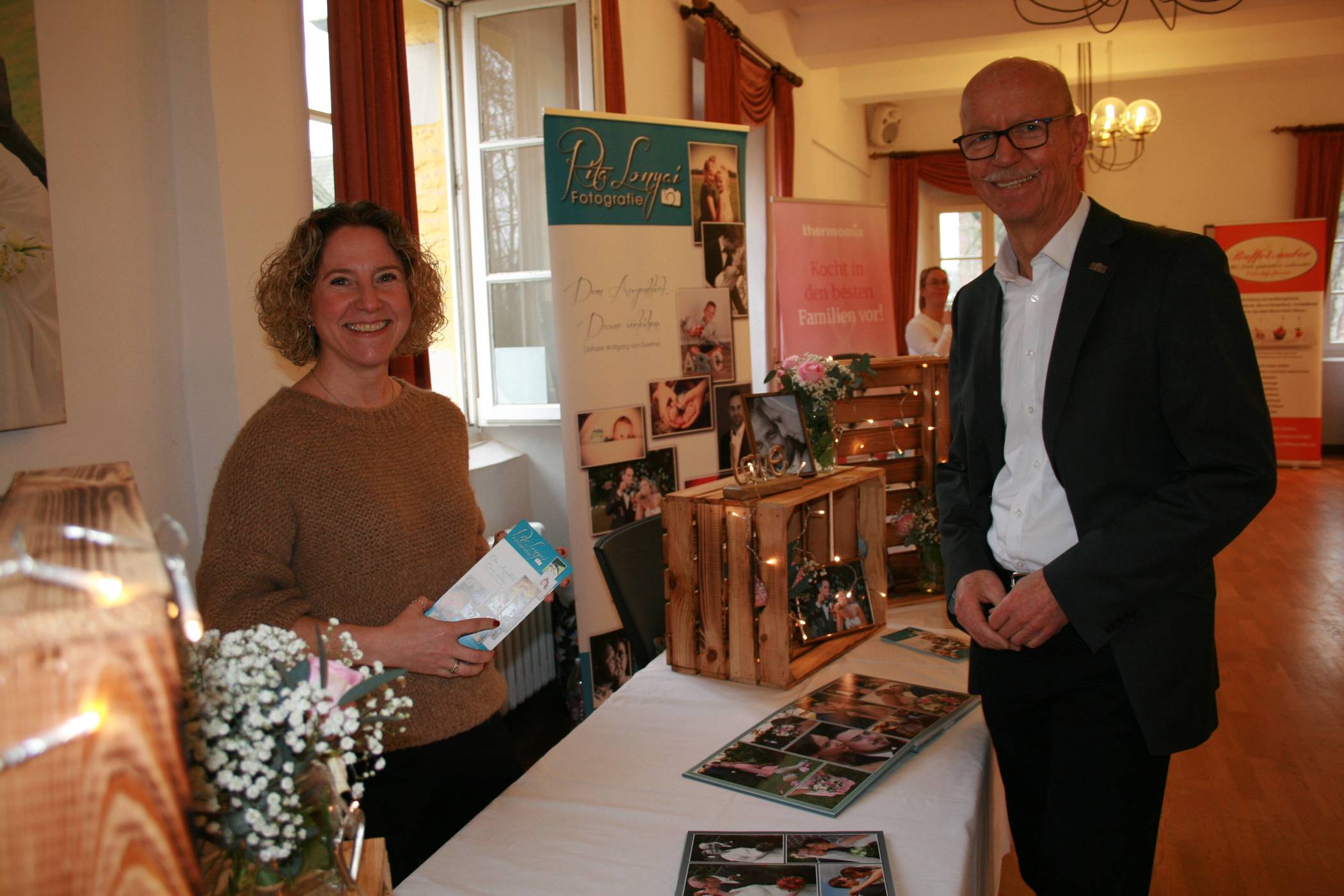 Auch am Stand von Fotografin Rita Lonyai schaute Harald Zillikens vorbei.