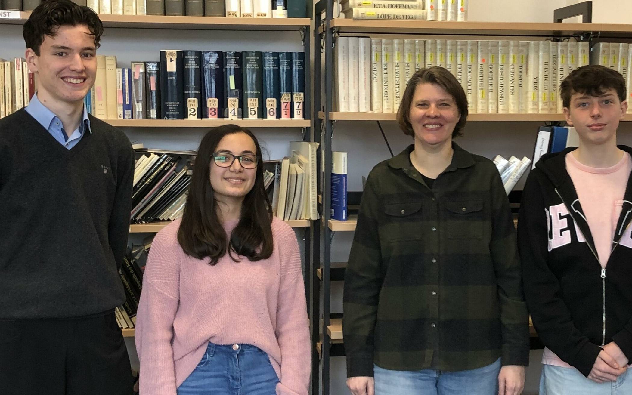  Sie stehen für die Schul-AG „Deutsch-Jüdische Vergangenheit“ des Pascal-Gymnasiums: Florian Langen, Elif Dürek, Pädagogin Carmen Behrens und Felix Weitz. 