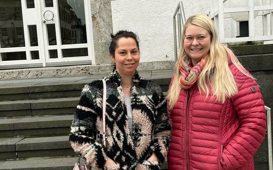 Bianca Frohnert und Uta Bauer-Kernchen vor dem „Alten Rathaus“. Der Bürgermeister war allerdings nicht da.