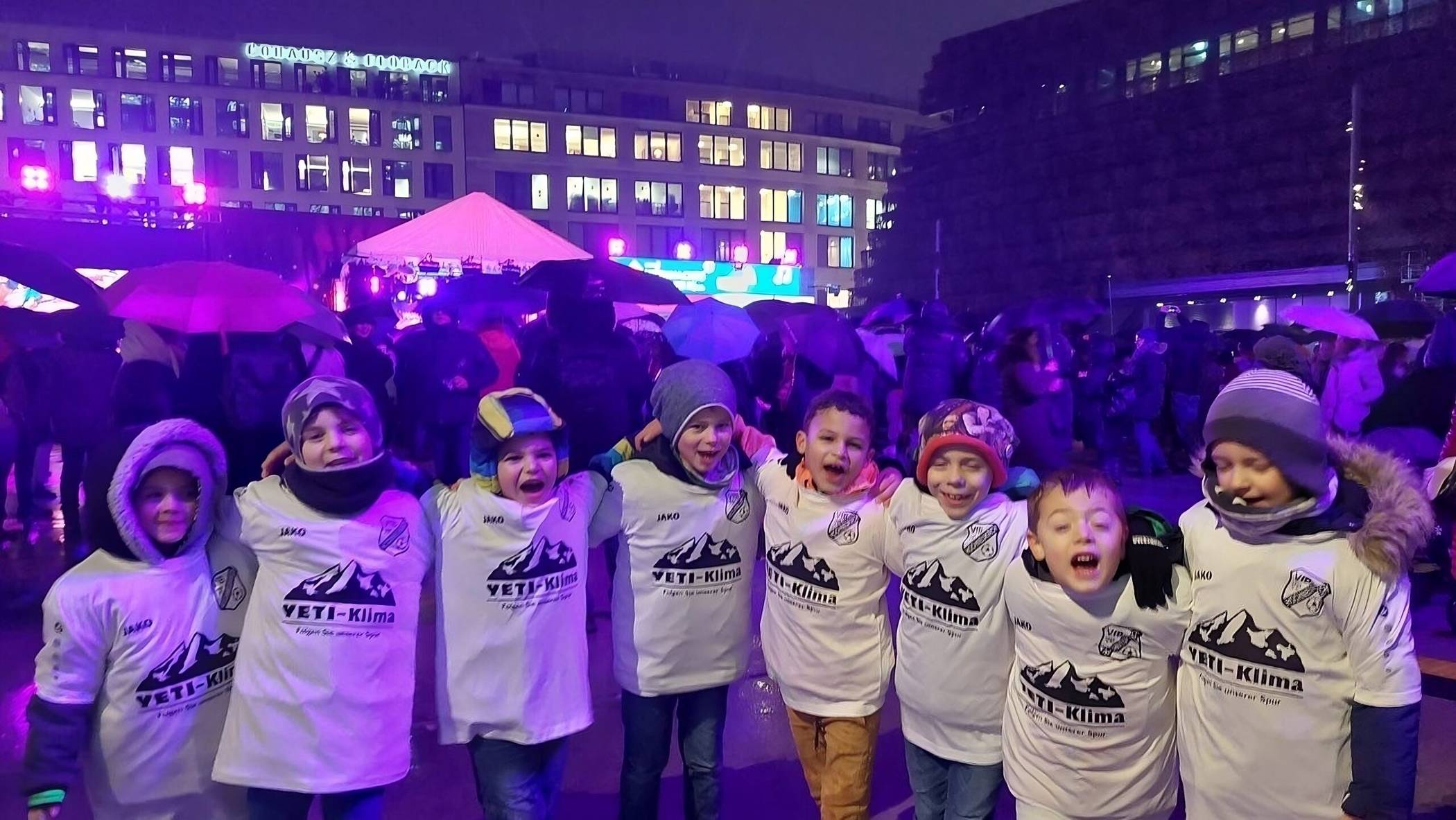  Die kleinen VfB-Kicker überreichten die Spenden, die sie für ihre erzielten Tore einsammelten.  