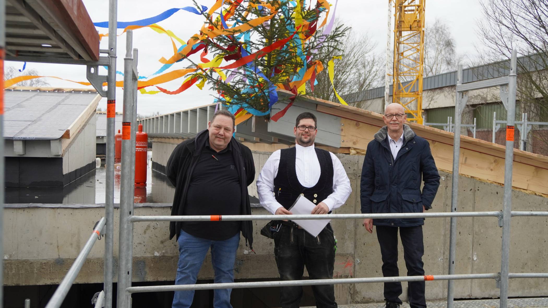  Von links: Bauausschuss-Vorstizender Roland Weyer, Zimmermann Tobias Geschwend und Bürgermeister Harald Zillikens. 