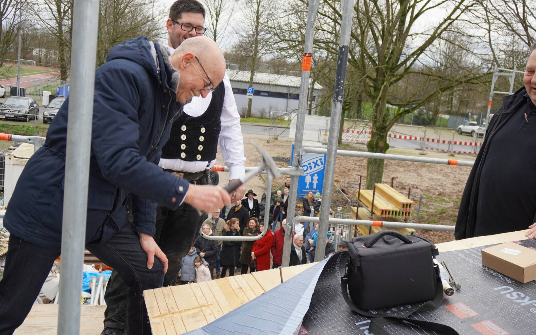 Tobias Geschwend (M.) und Roland Weyer (r.) schauten genau hin, wie Bürgermeister Harald Zillikens den letzten Nagel in den Dachstuhl schlug.  