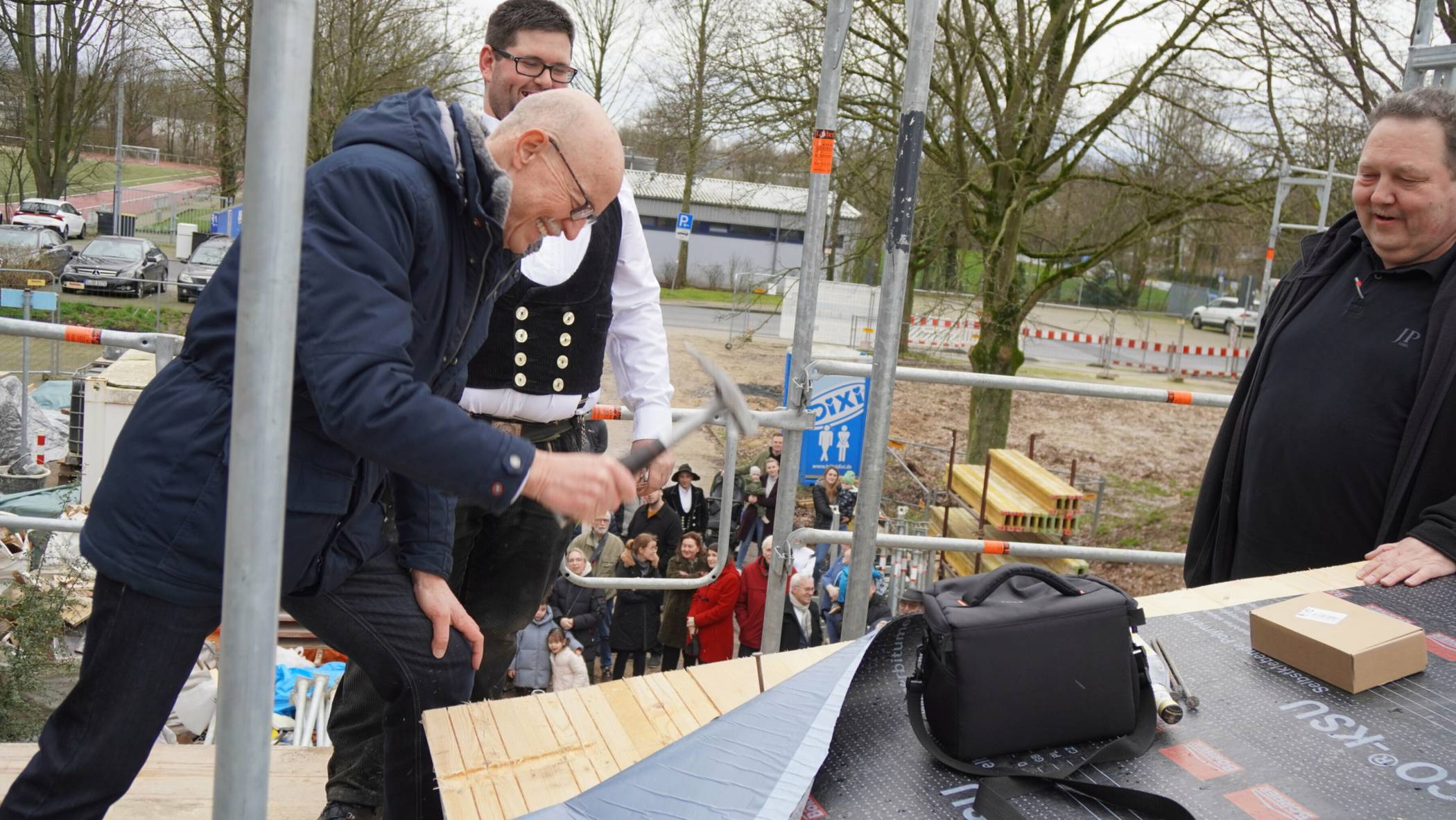 Tobias Geschwend (M.) und Roland Weyer (r.) schauten genau hin, wie Bürgermeister Harald Zillikens den letzten Nagel in den Dachstuhl schlug.  