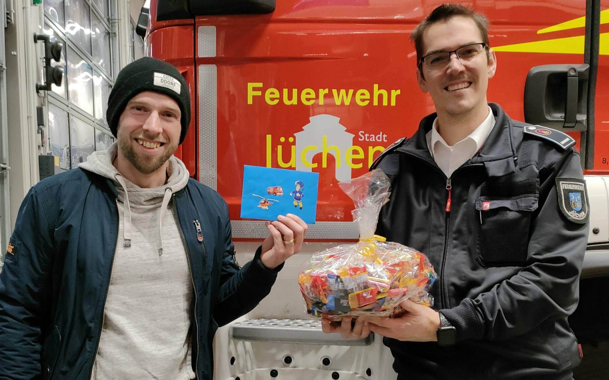 Von links: Philip Schlüter mit Stadtjugendfeuerwehrwart Julian Jungheim.  