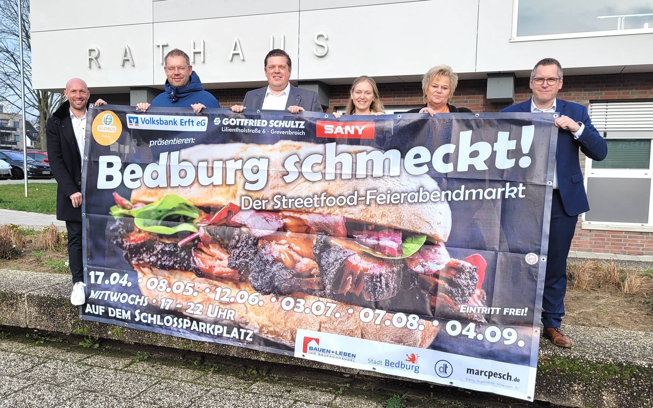  Dennis Blömer („Gottfried Schultz“), Marc Pesch (Organisator), Martin Drösser („Volksbank Erft“), Anke Kramer (Leiterin Stadtmarketing der Stadt Bedburg), Ute Boinski („Globus“) und Sascha Solbach (Bürgermeister der Stadt Bedburg) (von links).   