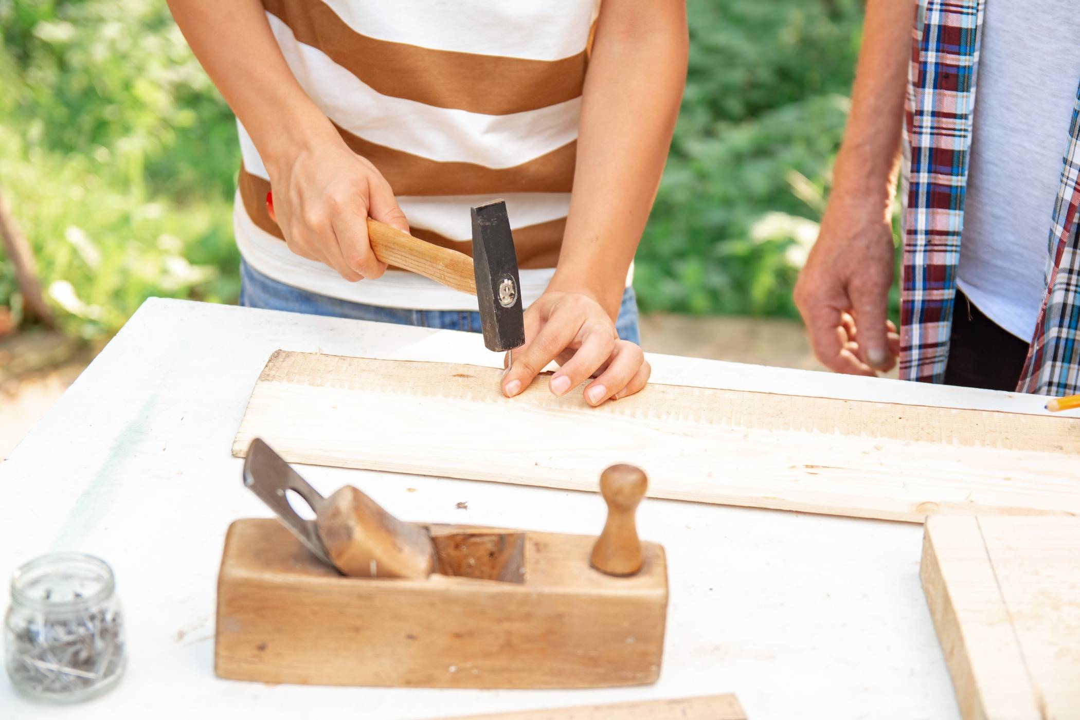 Holz erleben und gestalten – das ist einer der kostenlosen Workshops, an denen Jugendliche der Klassen acht bis zehn in den Osterferien teilnehmen können.  Foto: GettyImages-1337183664