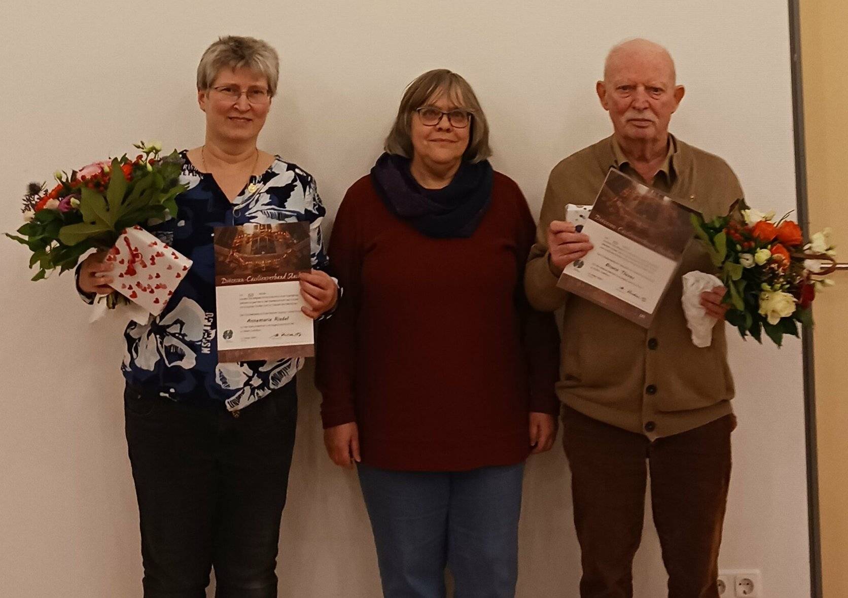  Vorsitzende Monika Jakobs (Mitte) ehrte Annemarie Riedel für 50 Jahre sowie Bruno Thives für 70 Jahre aktives Mitwirken in der Kirchenmusik.  