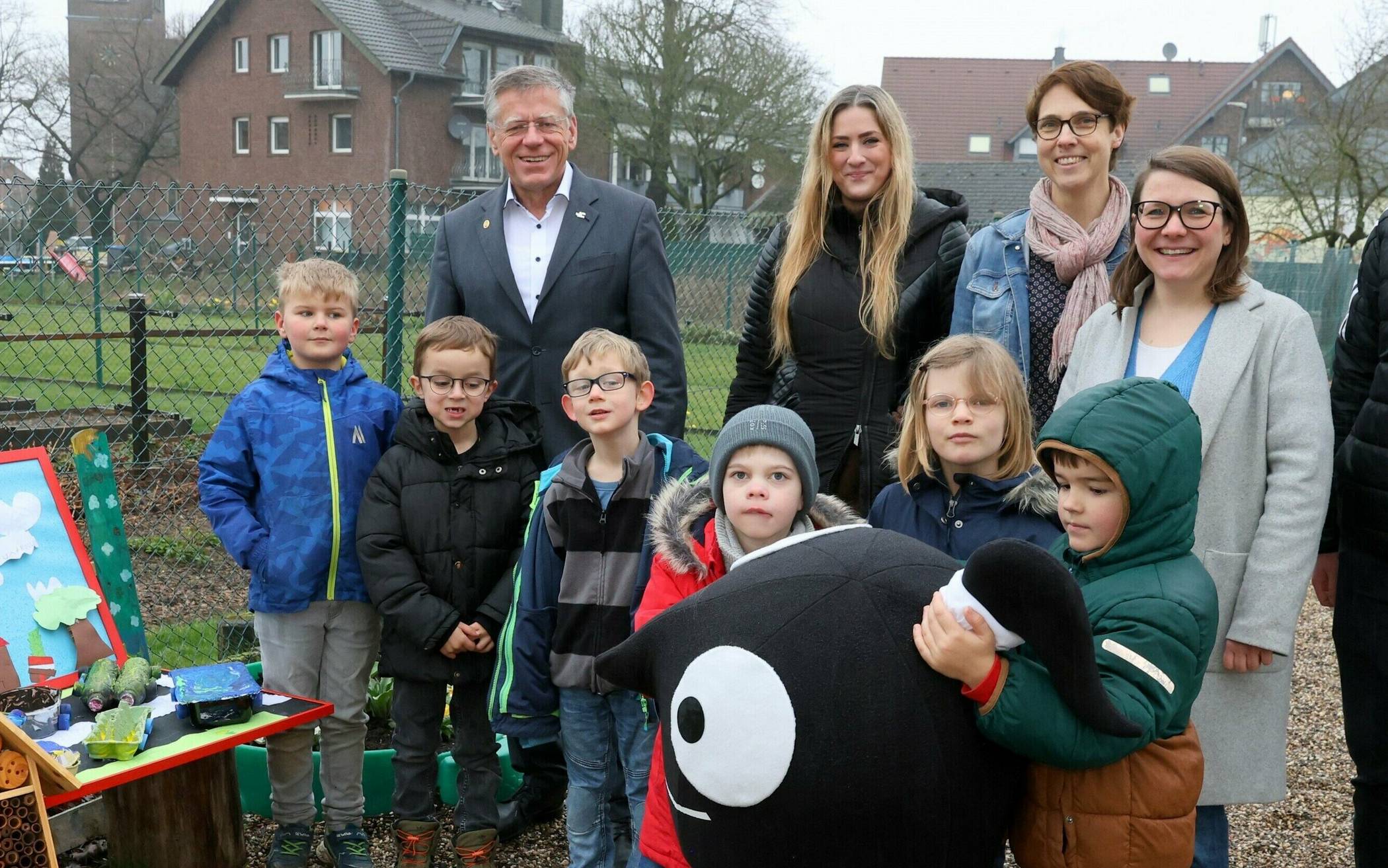 Malwettbewerb gewonnen: Landrat Hans-Jürgen Petrauschke und Mobilitätsmanagerin Samira Smentkowski gratulierten der Neukirchener Löwenzahn-Gruppe und ihren Begleitern zum Erfolg.