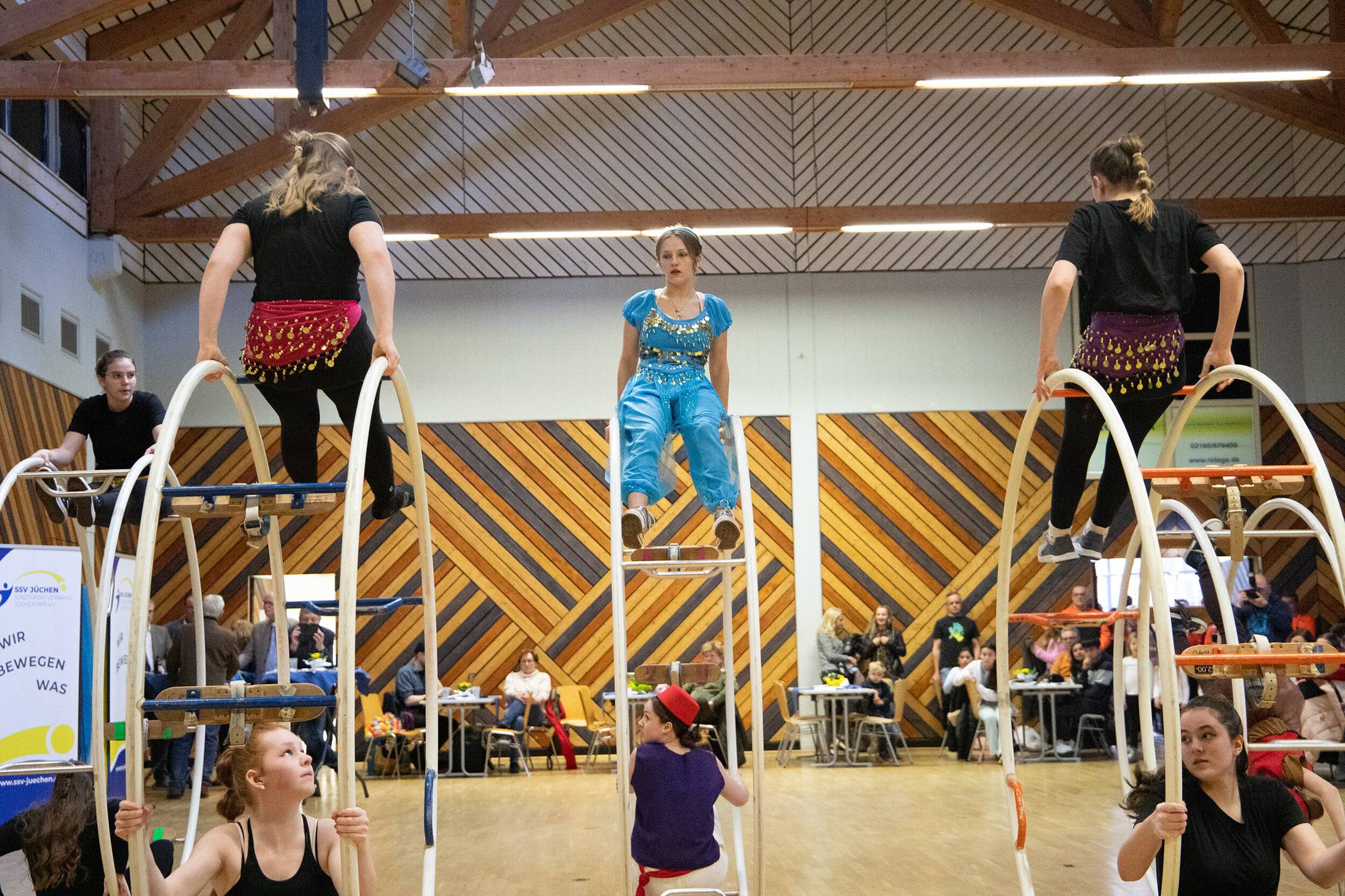  Rhönrad: Die Darstellung der verzauberten Liebesgeschichte zwischen Aladin und Jasmin. Leitung: Nele Schoof und Lina Stevens. 