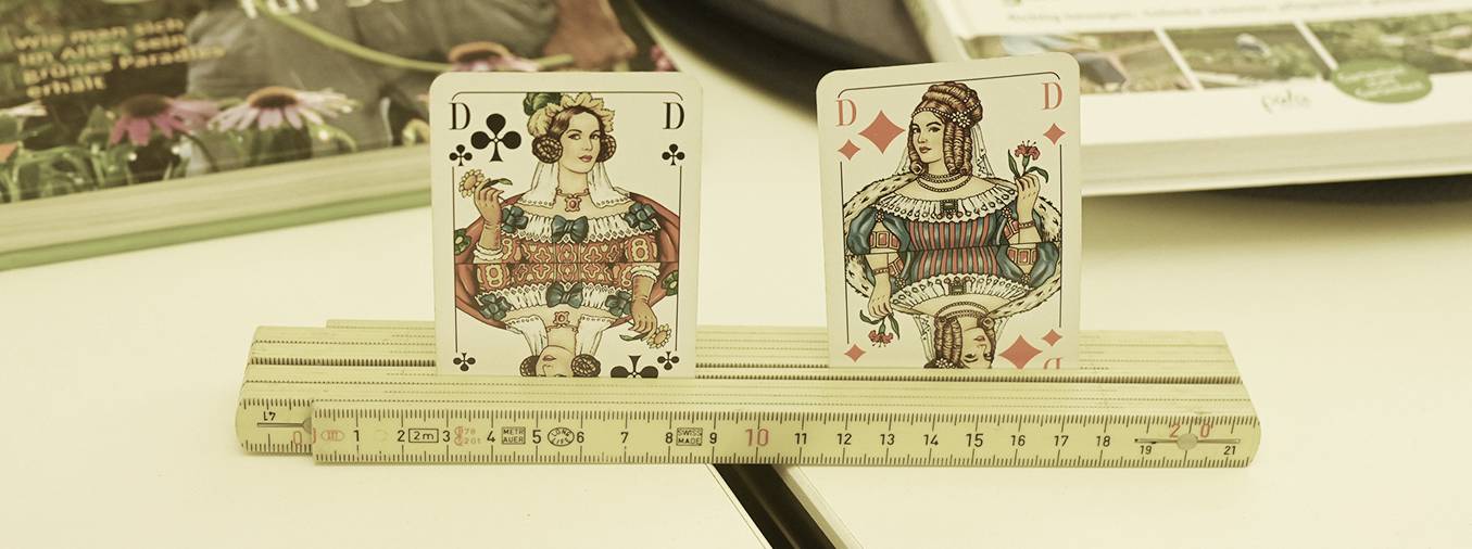 Der Hilfsmittelkatalog ist breit, Beate Müller stellt bei der Auftaktveranstaltung im Haus Katz neben Infomaterial und Literatur eine Fülle daraus vor. Als Spielkartenhalter bei rheumatischen Händen hilft schon ein normaler Zollstock.   