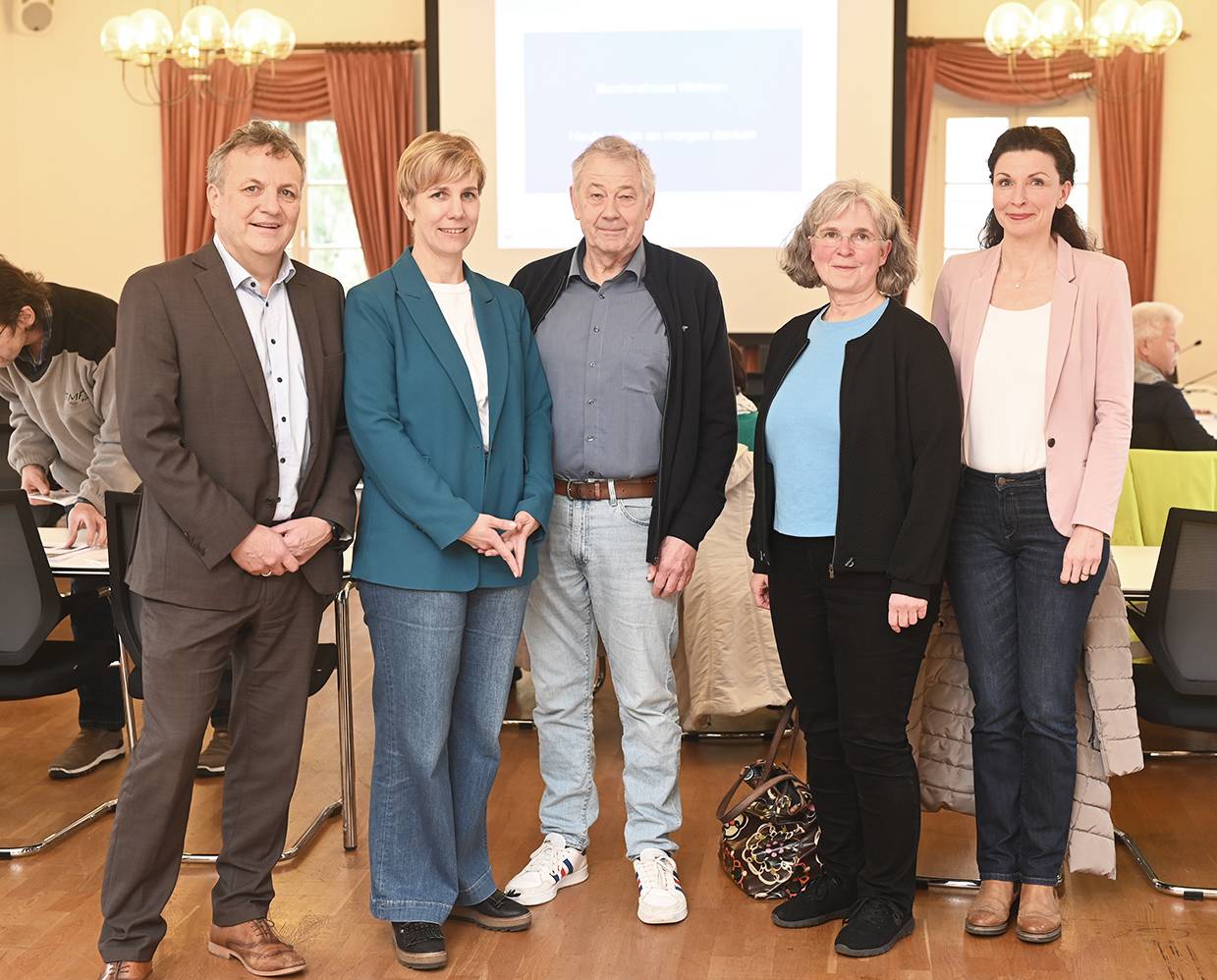  Sie haben die Auftaktveranstaltung in Jüchen gestaltet (von links): Caritas-Vorstand Hermann Josef Thiel; Annette Gratz. Sozialdezernentin Jüchen; Heinz Schneider, Caritas-Seniorenberater; Referentin Caritas-Wohnberaterin Beate Müller; Christiane Langen, Diakonie Rhein-Kreis Neuss, Beratungsstelle für Fragen im Alter in Jüchen.  