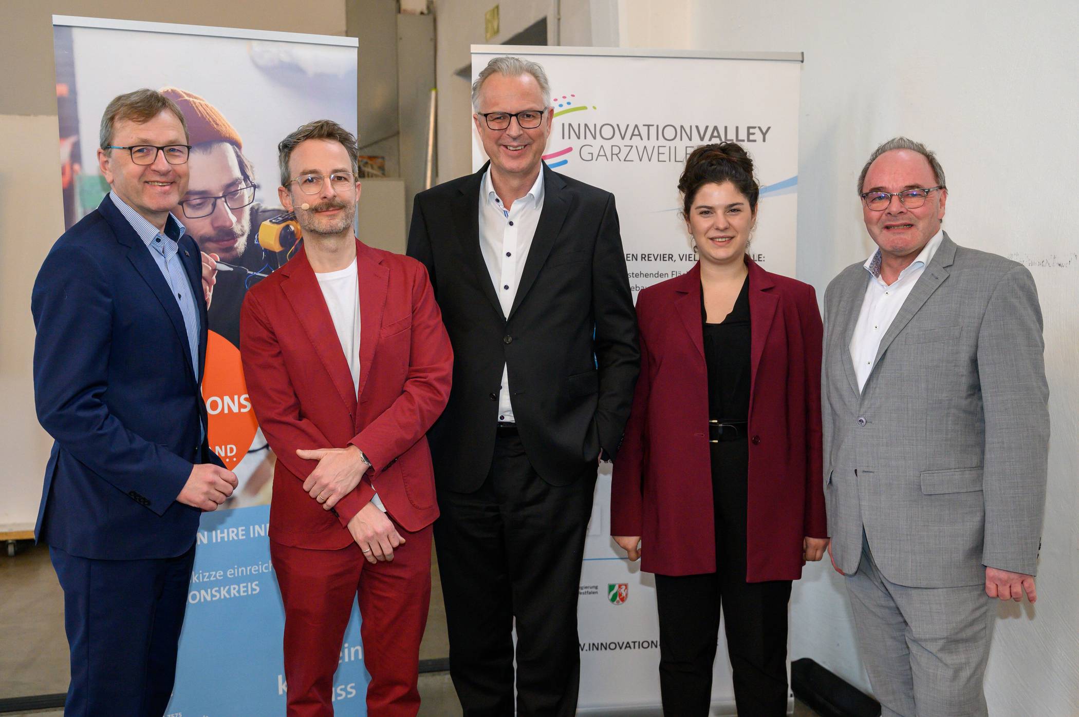  Bei der Vorstellung des Innovationsmonitors (v.l.): Jürgen Schnitzmeier (Geschäftsführer Zenit GmbH), Keynote-Speaker Christian Schwedler, Kreisdirektor Dirk Brügge, Chiara Bacchiocchi (Wirtschaftsförderung Rhein-Kreis Neuss) und Robert Abts (Leiter der Wirtschaftsförderung Rhein-Kreis Neuss).  