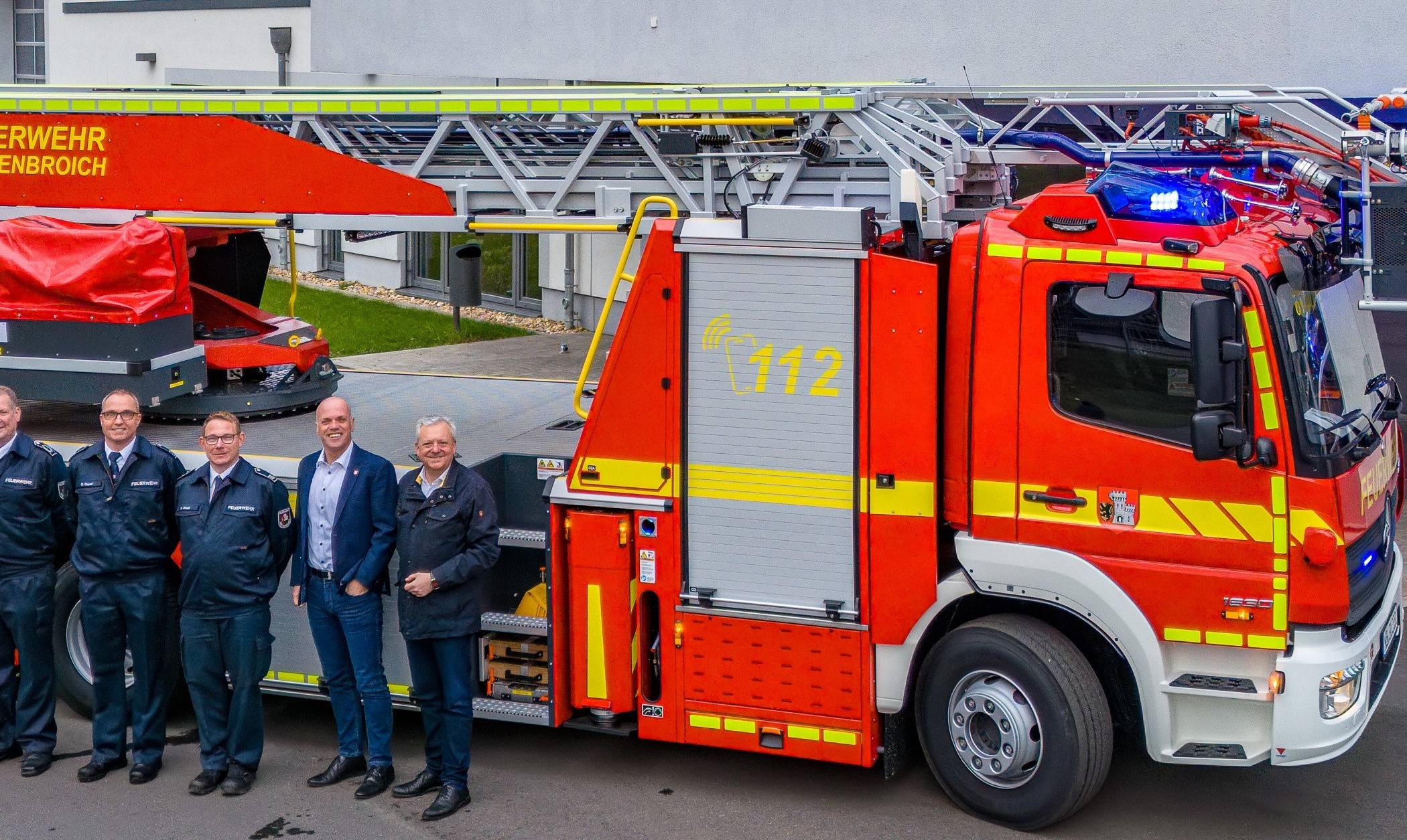 Ingo Reiners (stellvertretender Leiter der Feuerwehr), Stephan Durst (Fachdienstleiter Technischer Service), Christian Koch (stellvertretender Fachdienstleiter, Sachgebietsleiter Ausrüstung und Gebäudeunterhaltung), Bürgermeister Klaus Krützen und Beigeordneter Arno Jansen (von links nach rechts).