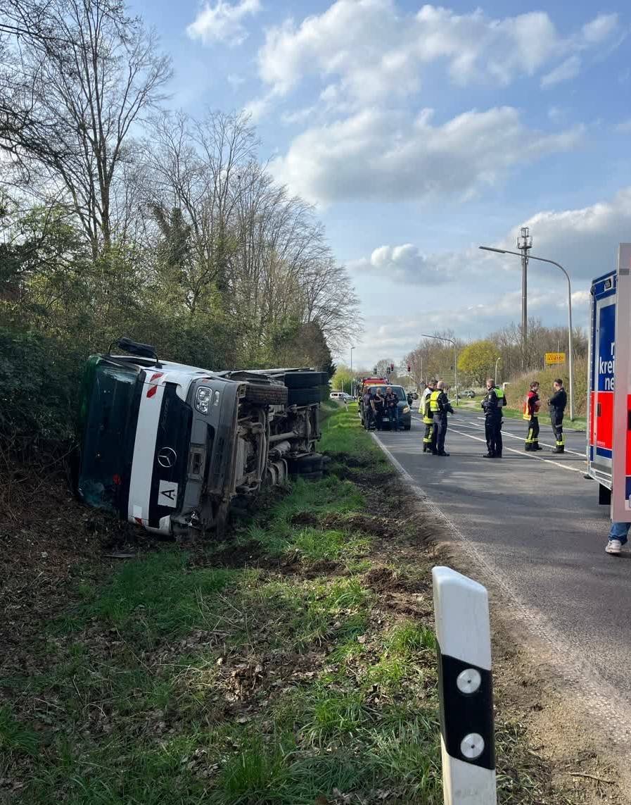 Lkw kippt in Grünstreifen