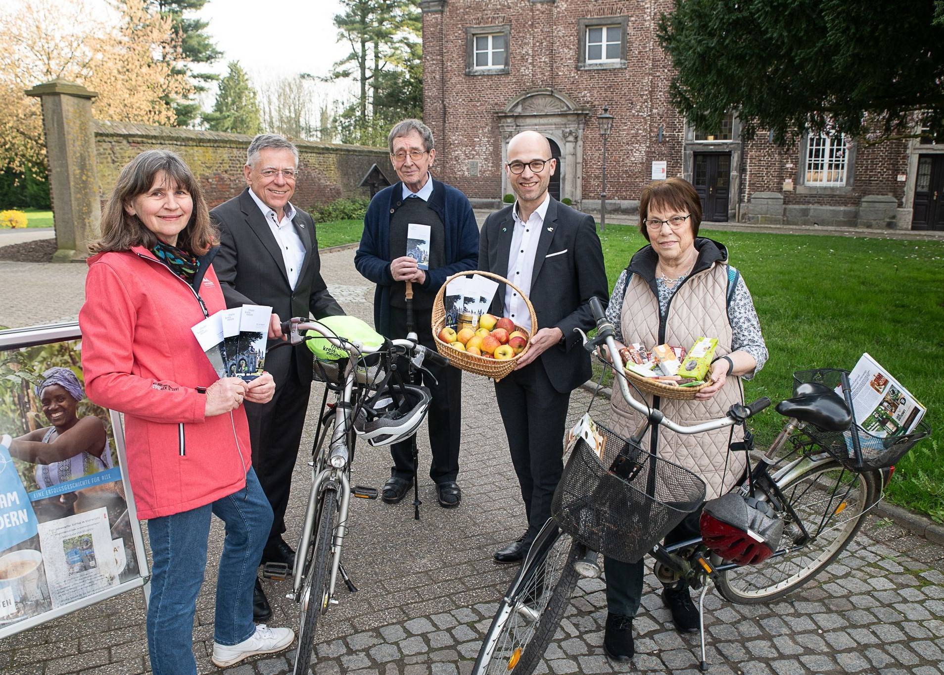 Sie stellten die neue Fahrradroute „Fair und regional durch den Rhein-Kreis“ vor (von links): Petra Koch von der Presse- und Öffentlichkeitsarbeit, Landrat Hans-Jürgen Petrauschke, Pater Hans-Joachim Lüning, Kreissprecher Benjamin Josephs und Elisabeth Broich vom Team des Nikolausklosters in Jüchen.