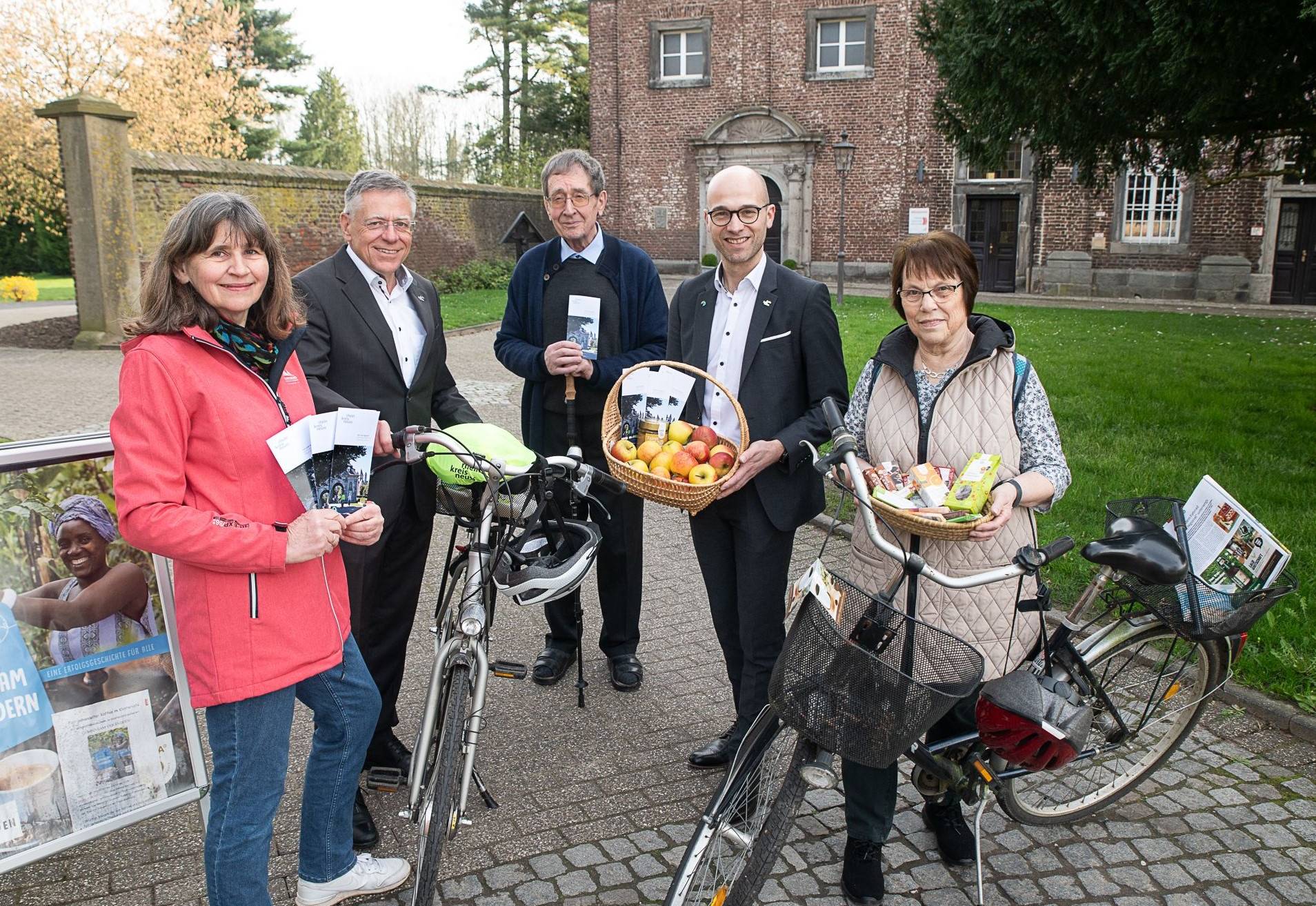 Sie stellten die neue Fahrradroute „Fair und regional durch den Rhein-Kreis“ vor (von links): Petra Koch von der Presse- und Öffentlichkeitsarbeit, Landrat Hans-Jürgen Petrauschke, Pater Hans-Joachim Lüning, Kreissprecher Benjamin Josephs und Elisabeth Broich vom Team des Nikolausklosters in Jüchen.