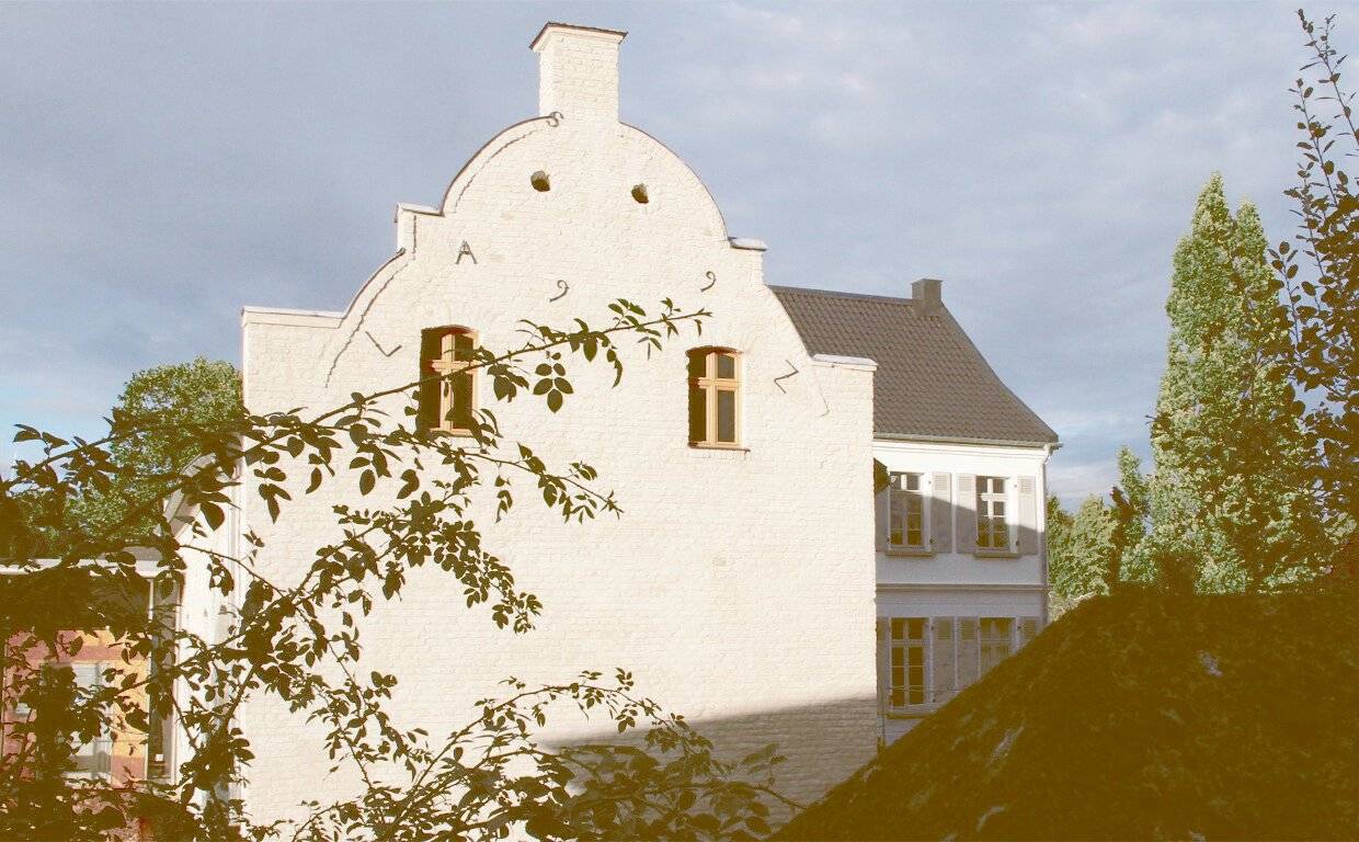  Das alte Pastorat war einst das barocke Wohnhaus als freistehender Mittelpunkt einer vierseitig geschlossenen Hofanlage.   