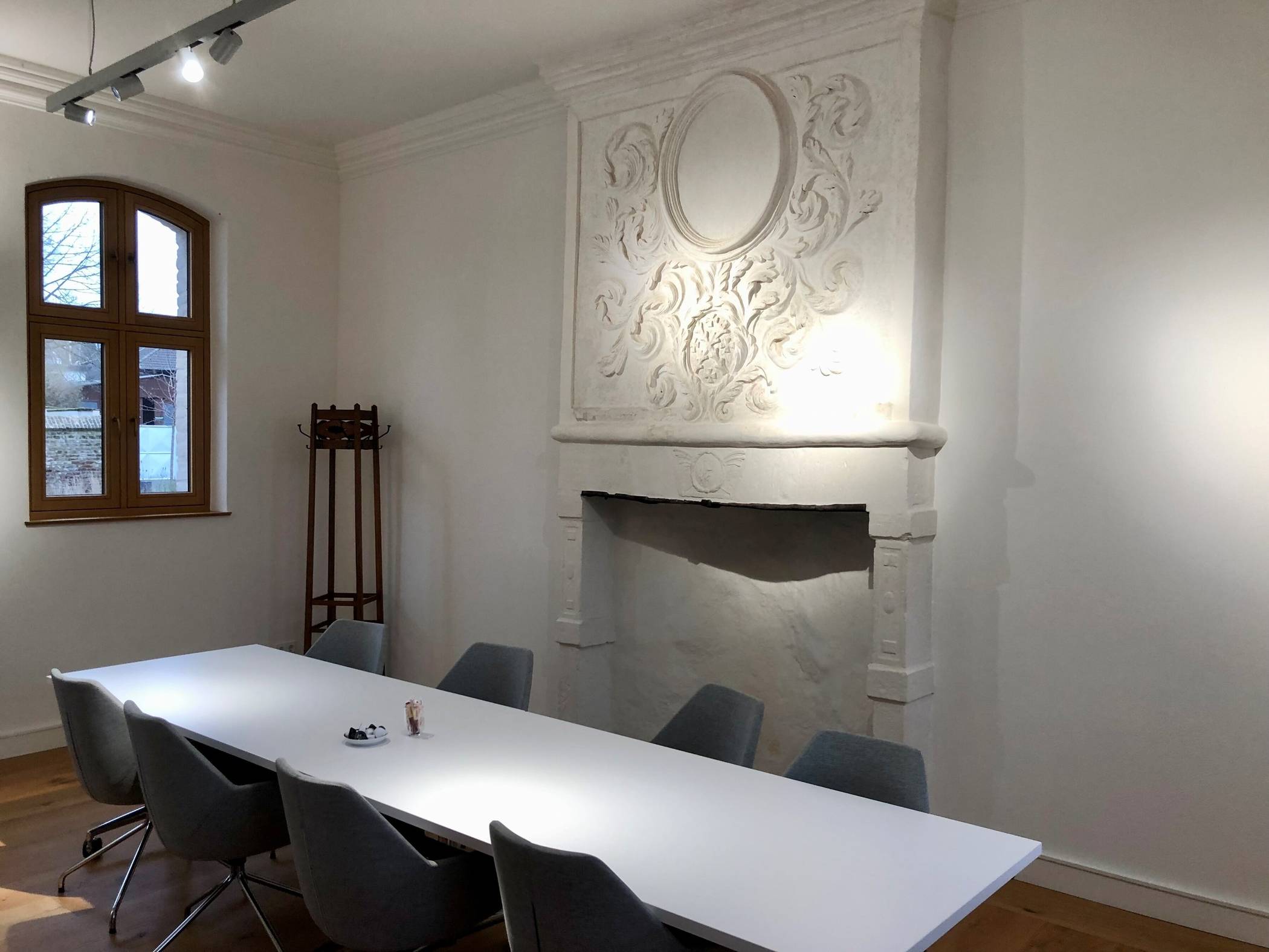 Tradition trifft Moderne im Kaminzimmer des Martinus-Forum.   