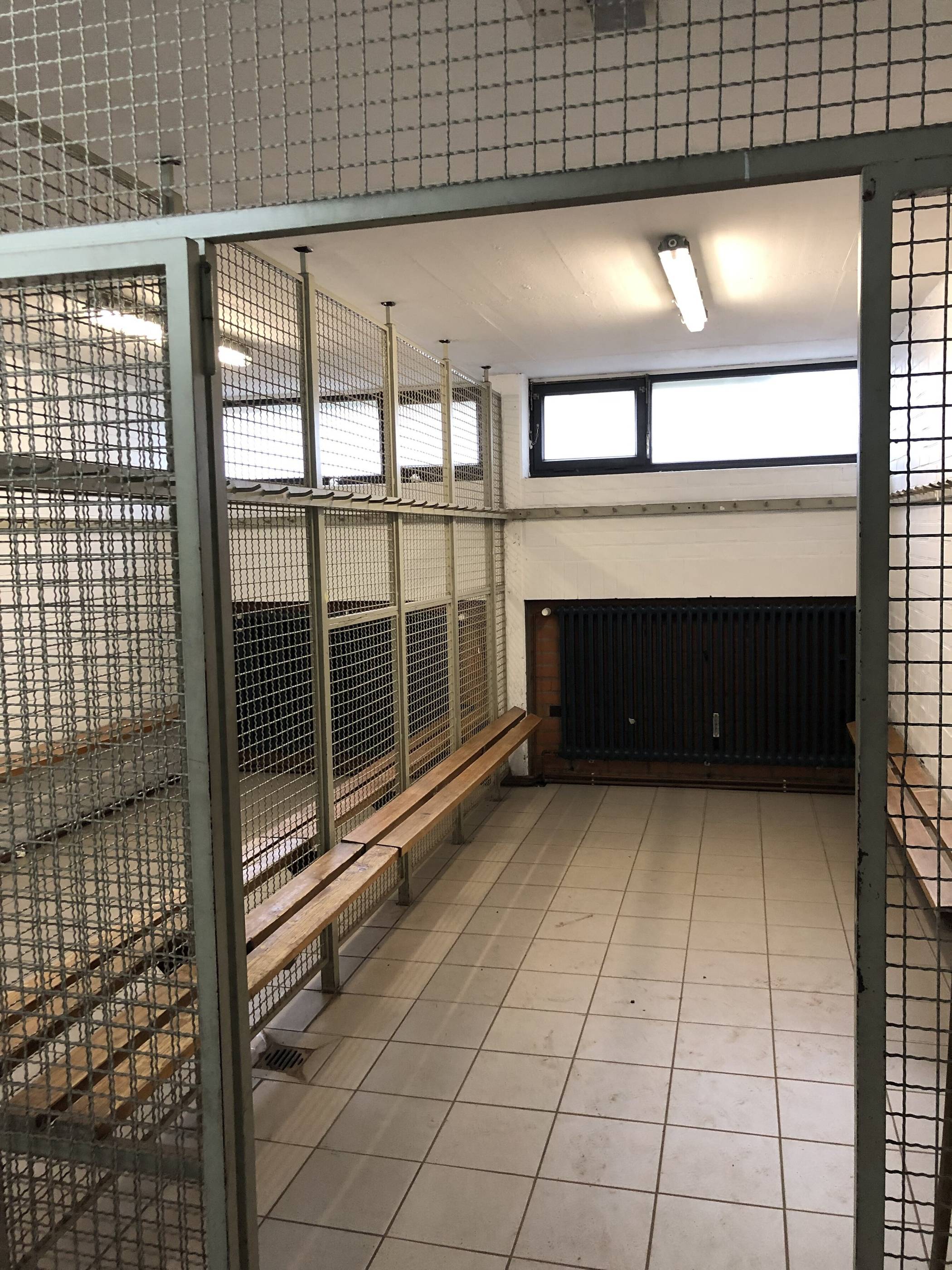  Die „heimeligen“ Umkleiden für die beiden Gastmannschaften. Schön ist anders. 
