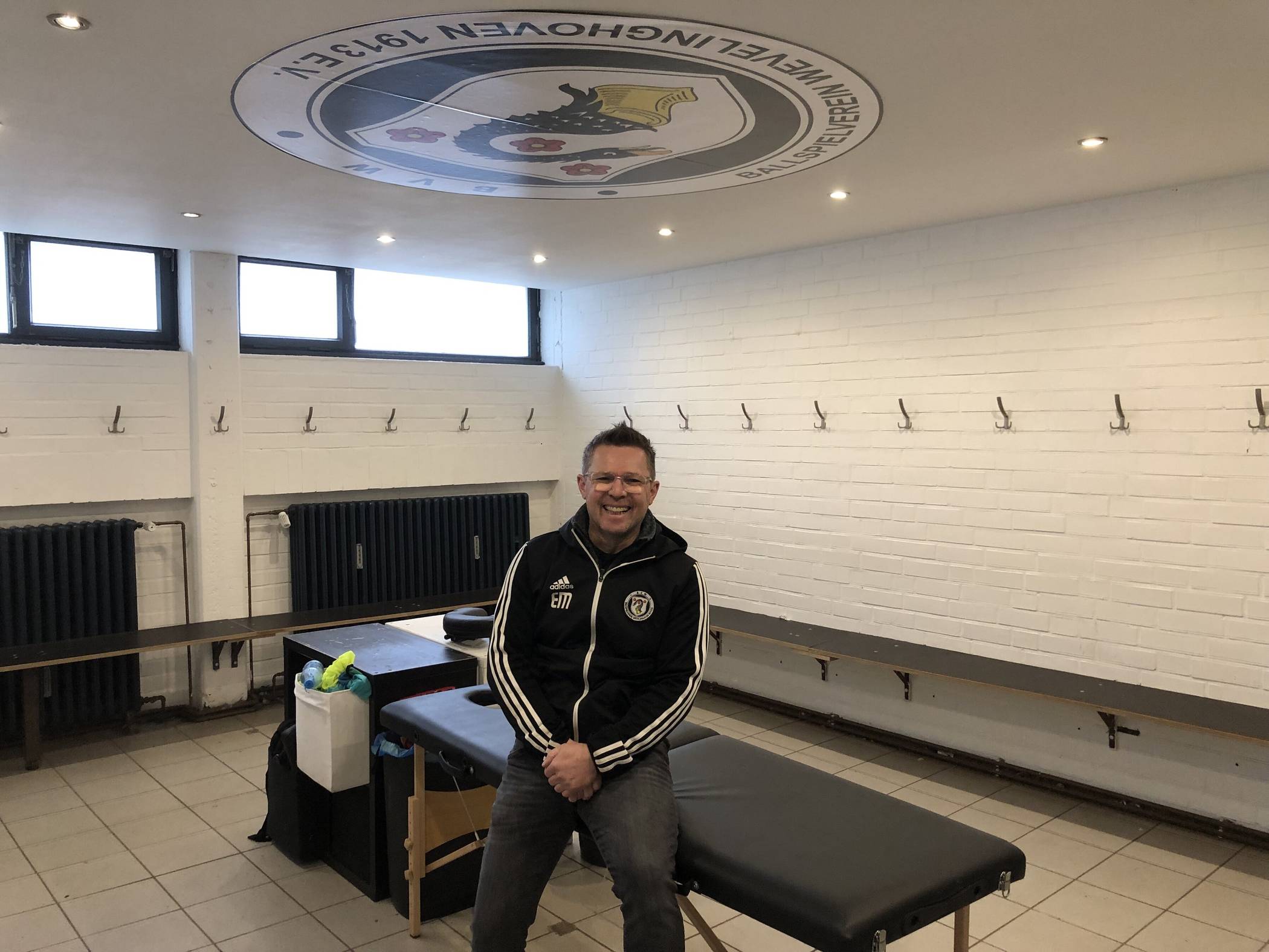 Der Chef des BVW in der Umkleide der Heim-Mannschaft. Wenn zwei Teams nacheinander spielen wird es hier eng.
