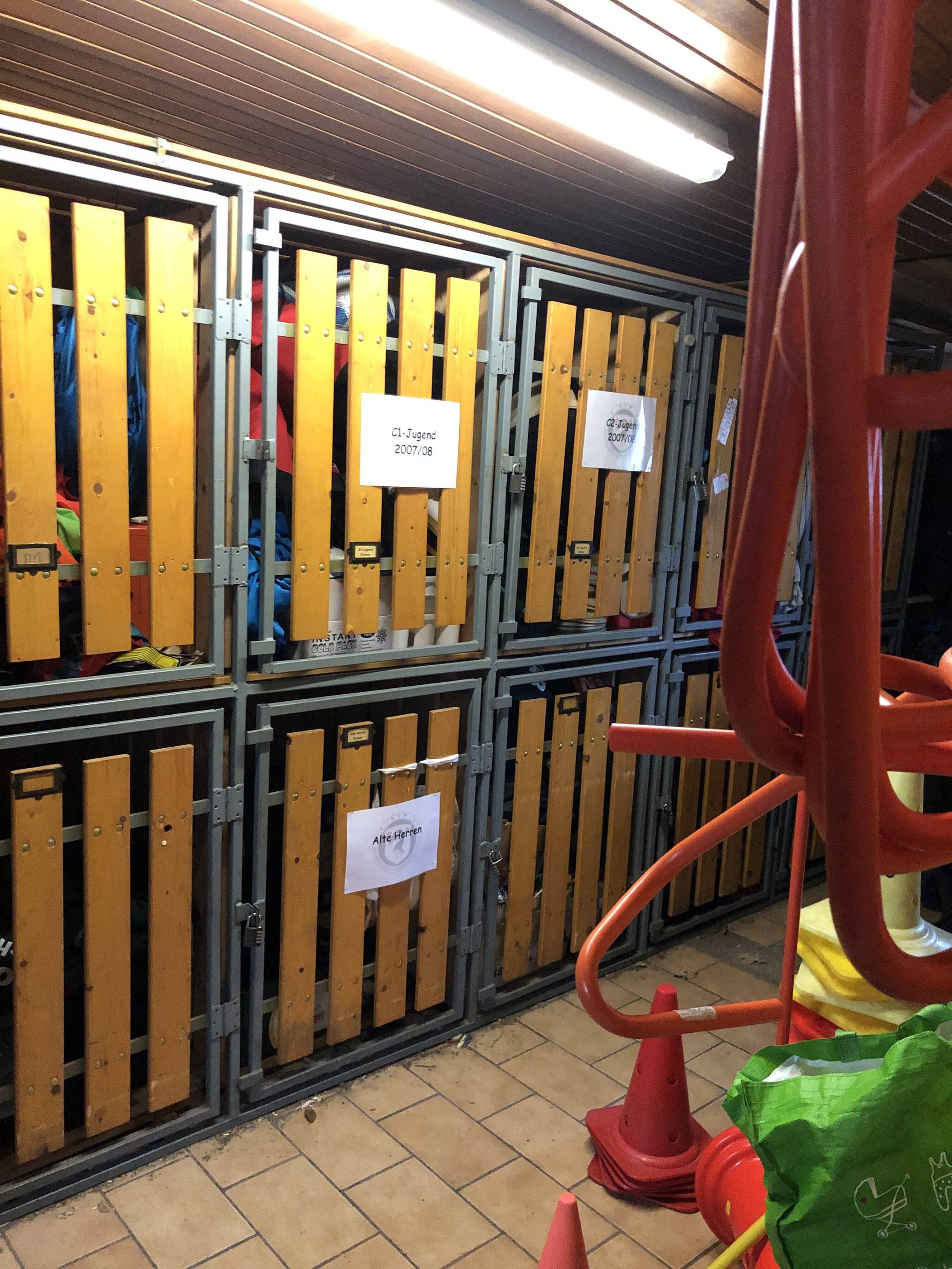  Ein Blick in den „Mäusebunker“, wo die Materialien der Jugendmannschaften lagern. 
