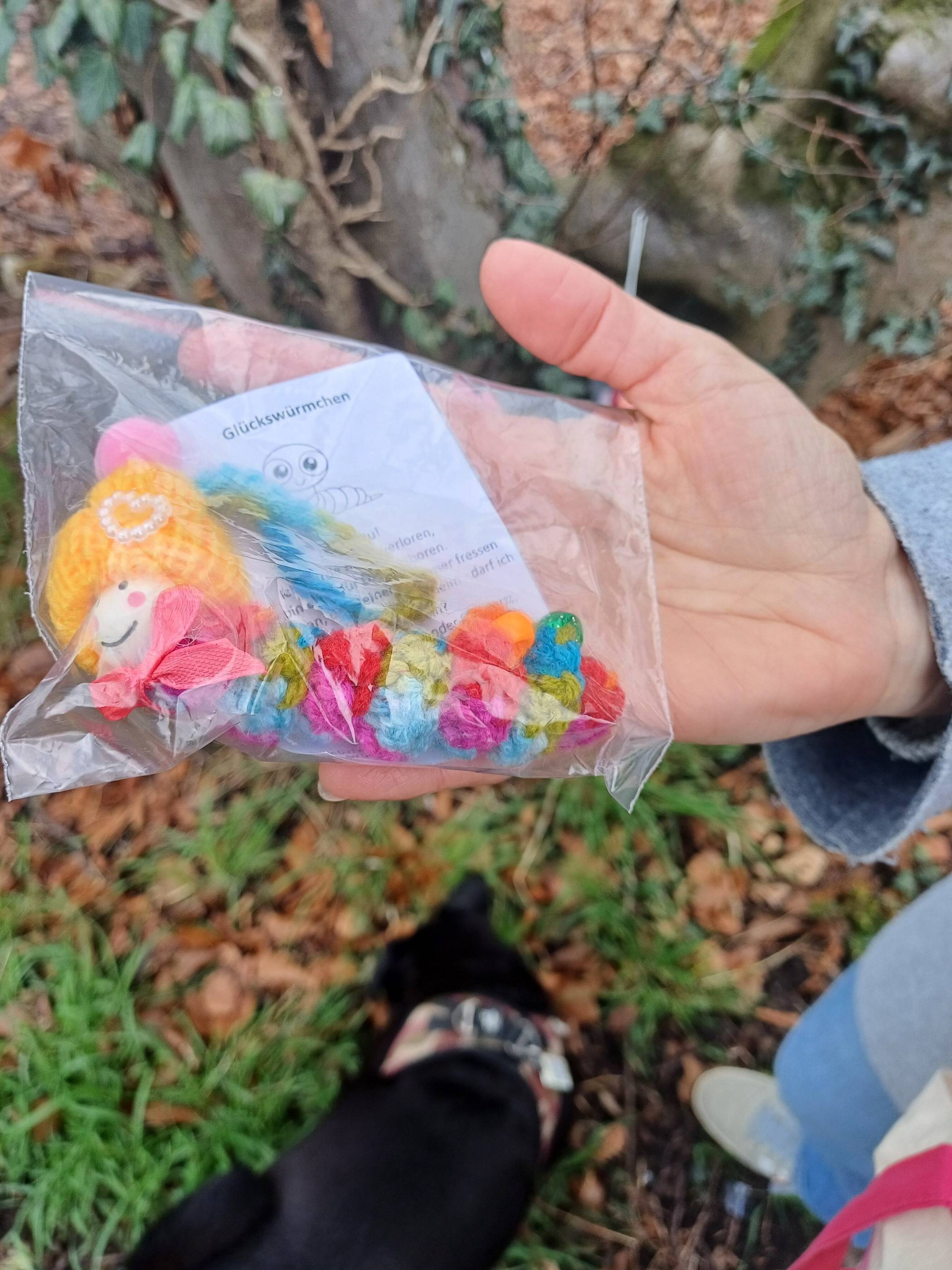  Sicher verpackt werden die Würmchen verteilt. 