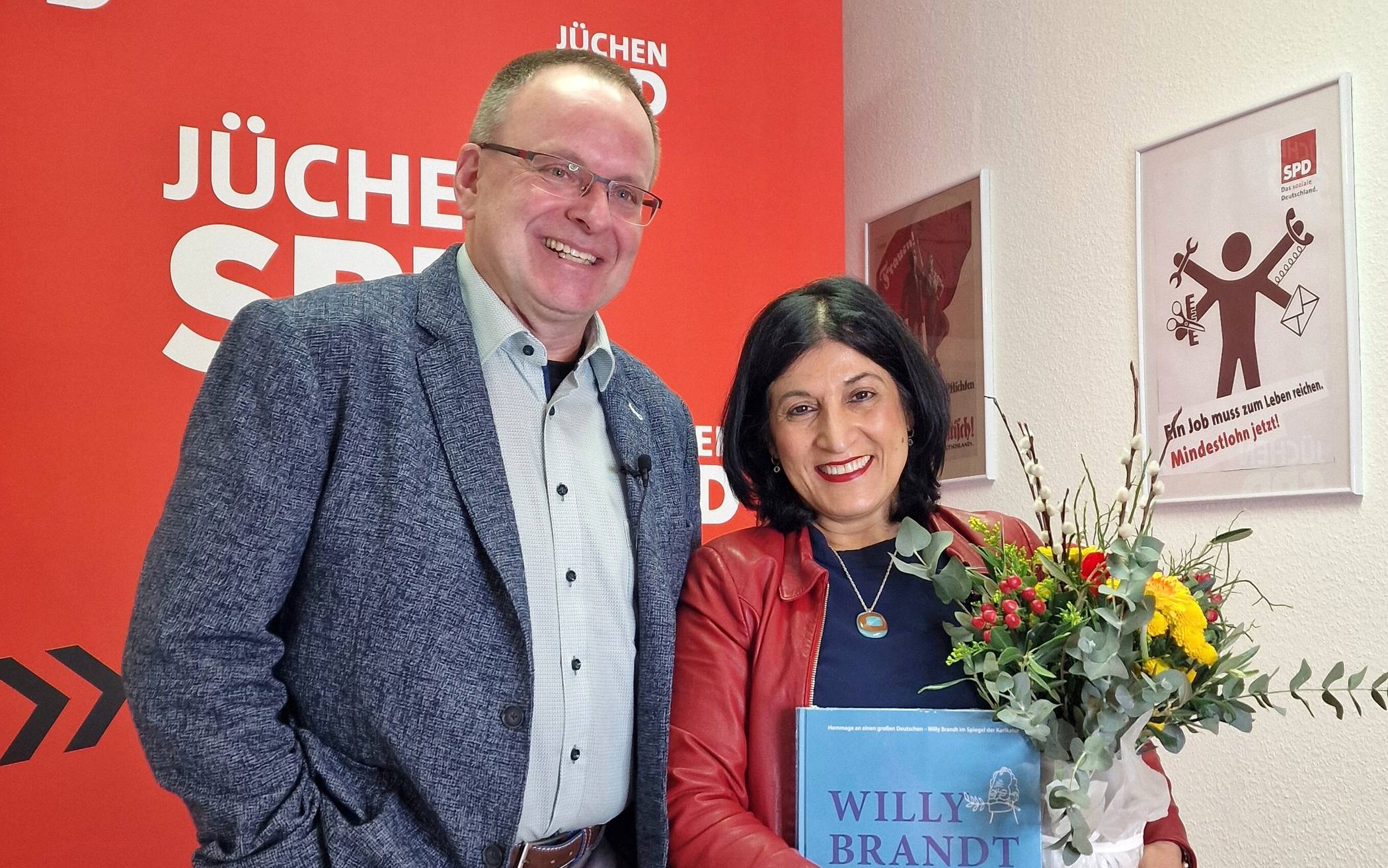   Serin Alma mit dem SPD-Ortsvereinsvorsitzenden Norbert John vor dem „Roten Sofa“.  
