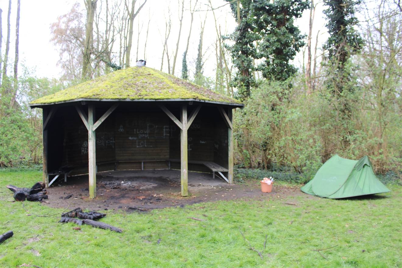  Die beschädigte Grillhütte und das Wurfzelt. 