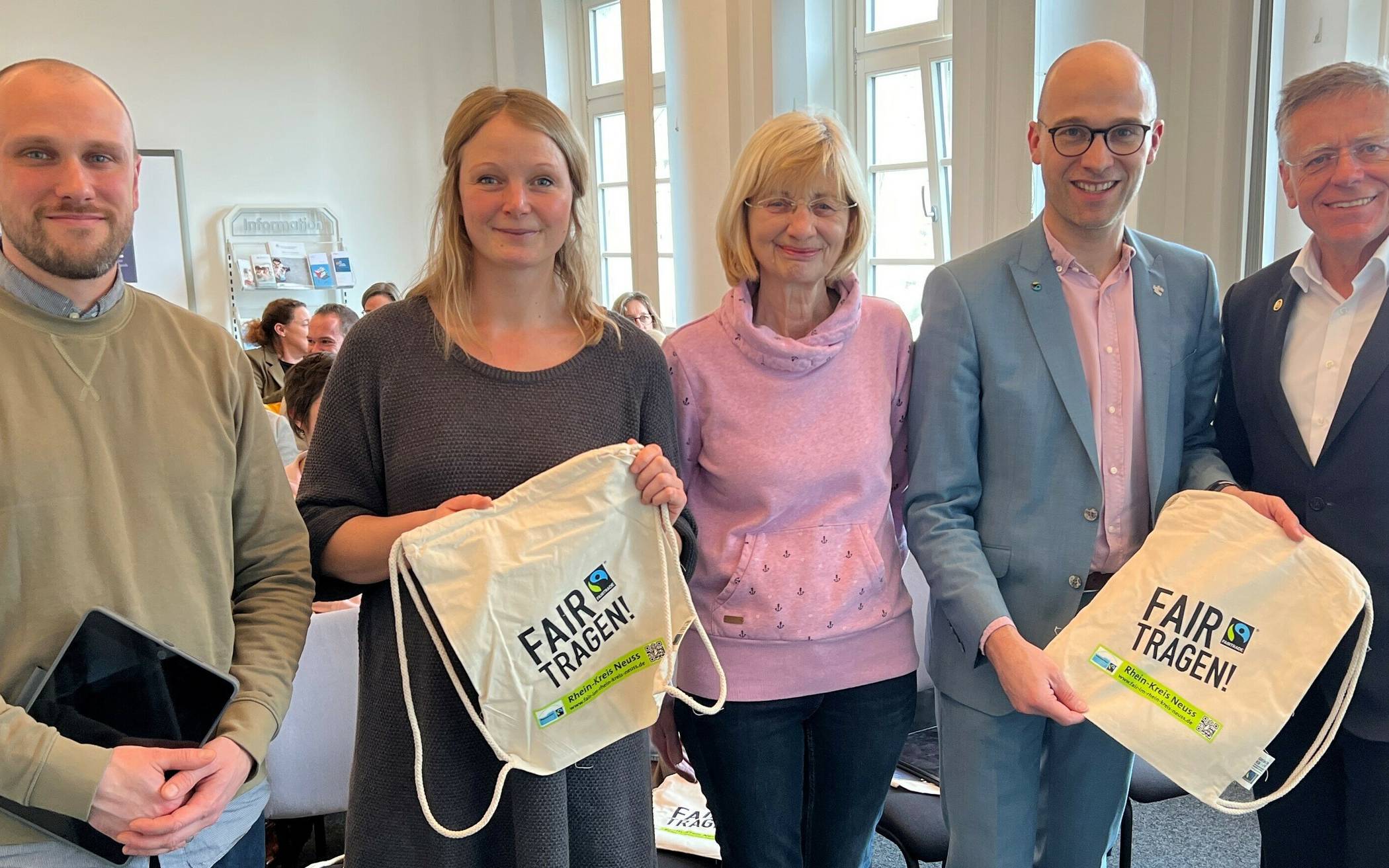 Landrat Hans-Jürgen Petrauschke, Pressesprecher Benjamin Josephs, Gisela Welbers von der NEWI, Nora Rütten von "Fairtrade Deutschland" und Johannes Feser vom Medienzentrum des Rhein-Kreises.