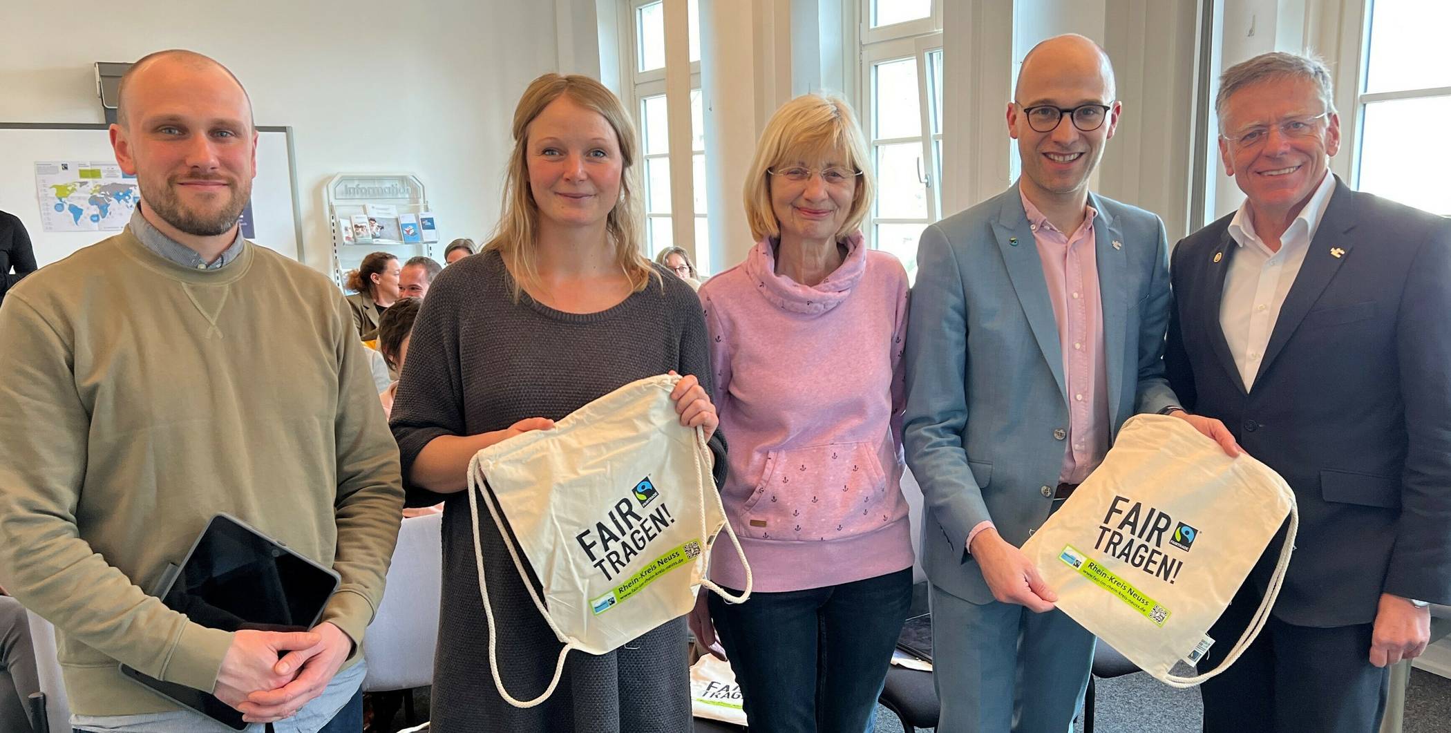 Landrat Hans-Jürgen Petrauschke, Pressesprecher Benjamin Josephs, Gisela Welbers von der NEWI, Nora Rütten von "Fairtrade Deutschland" und Johannes Feser vom Medienzentrum des Rhein-Kreises.