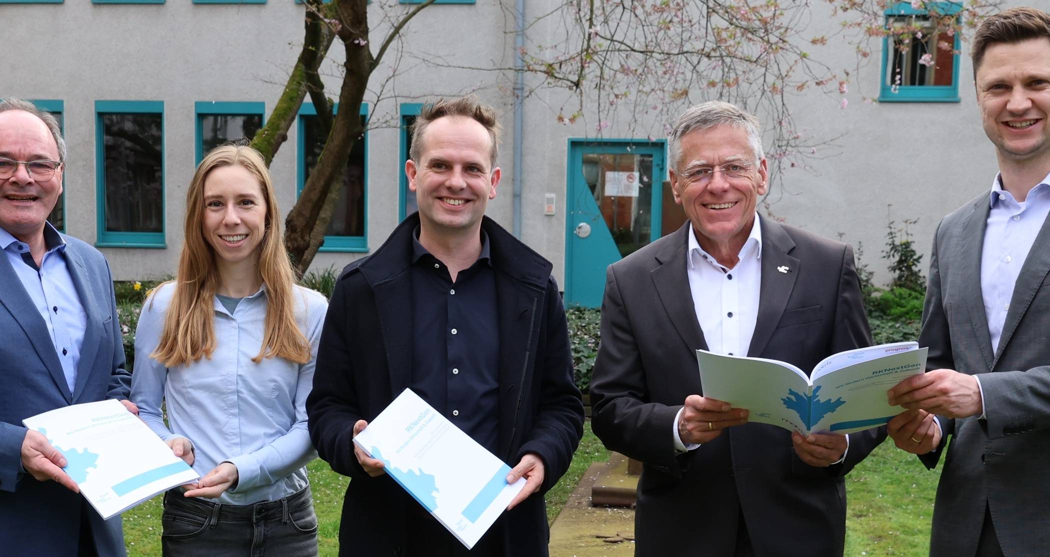  Das neue Wirtschaftsförderungskonzept setzt wichtige Zukunftsimpulse (von links): Robert Abts (Leiter der Kreis-Wirtschaftsförderung und Geschäftsführer der "Wirtschaftsförderungsgesellschaft Rhein-Kreis"), Johanna Mehring (Wirtschaftsförderung Rhein-Kreis), Christian Schoon ("Prognos AG"), Landrat Hans-Jürgen Petrauschke und Kreis-Wirtschaftsdezernent Dr. Martin Stiller. 