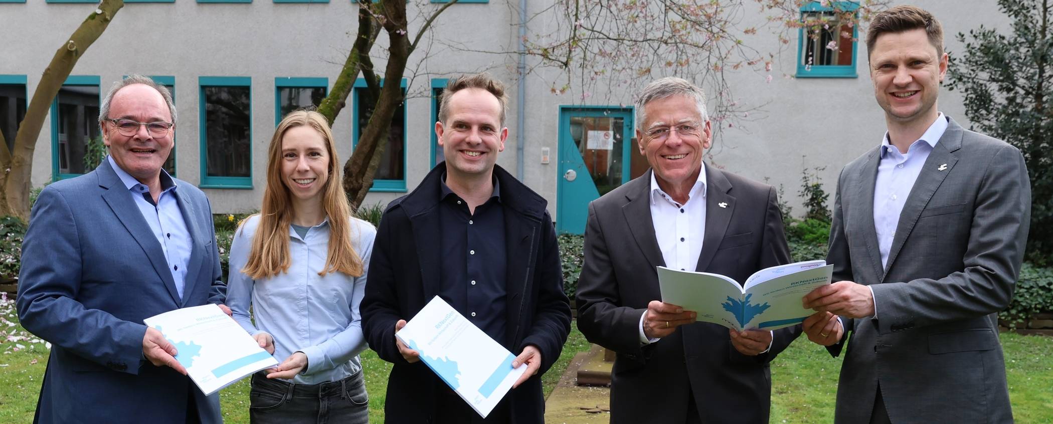  Das neue Wirtschaftsförderungskonzept setzt wichtige Zukunftsimpulse (von links): Robert Abts (Leiter der Kreis-Wirtschaftsförderung und Geschäftsführer der "Wirtschaftsförderungsgesellschaft Rhein-Kreis"), Johanna Mehring (Wirtschaftsförderung Rhein-Kreis), Christian Schoon ("Prognos AG"), Landrat Hans-Jürgen Petrauschke und Kreis-Wirtschaftsdezernent Dr. Martin Stiller. 
