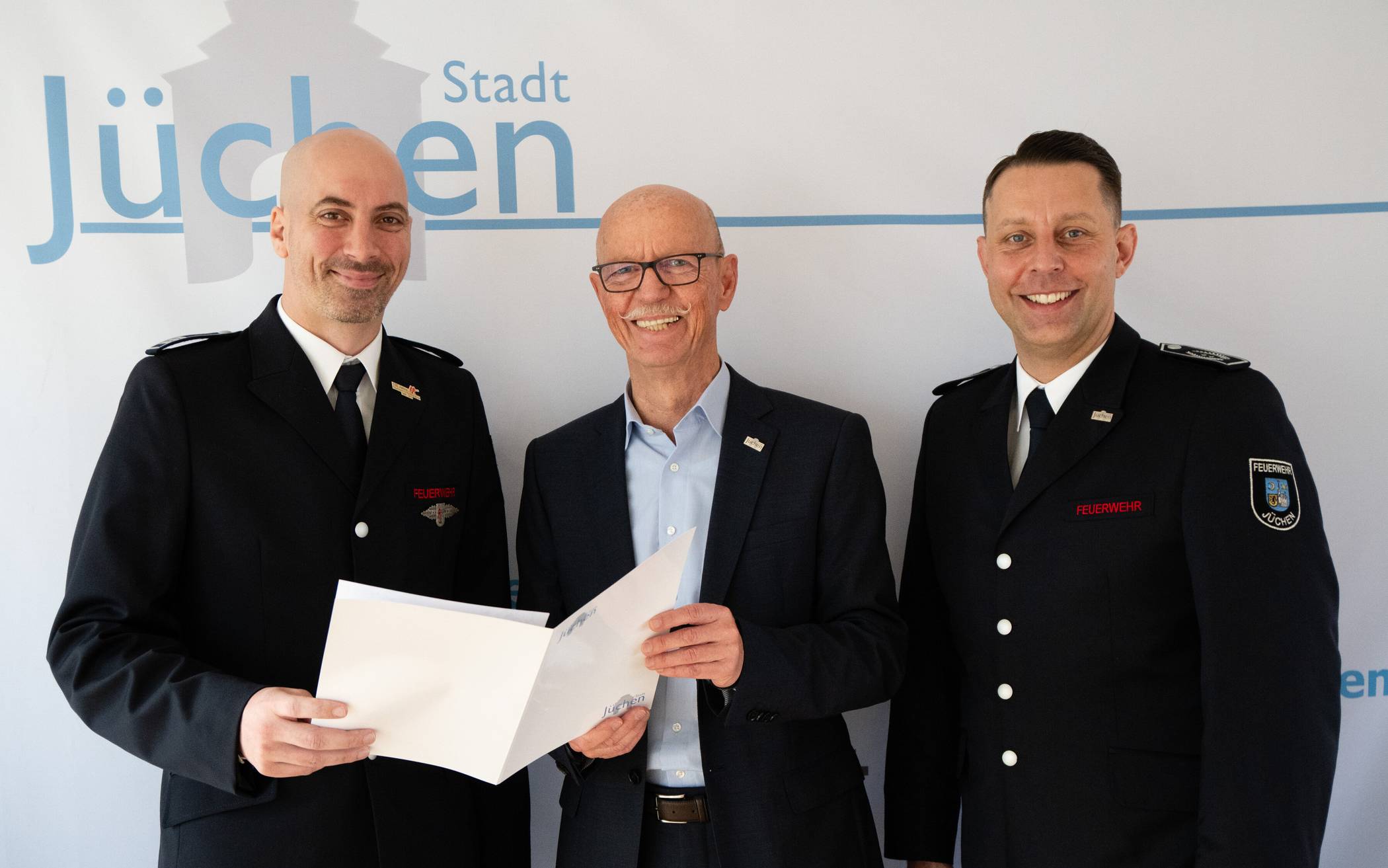 Von links: Frank Poestgens (neuer stellvertretender Leiter der Feuerwehr), Bürgermeister Harald Zillikens und Heinz Dieter Abels (Leiter der Feuerwehr Jüchen).  