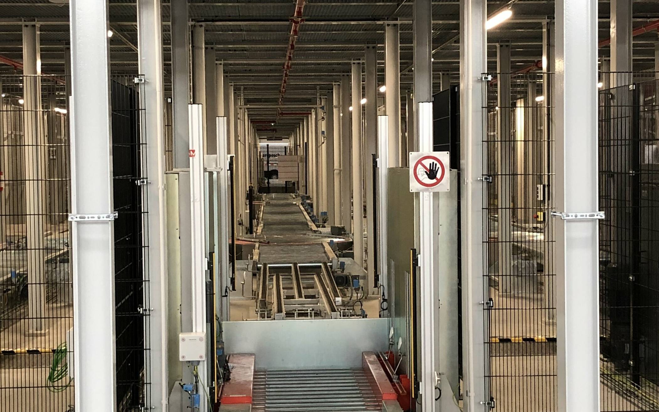 Ein Blick in den tiefen „Schlund“ des „teil automatisierten Blocks“, in dem Paletten verschoben werden.