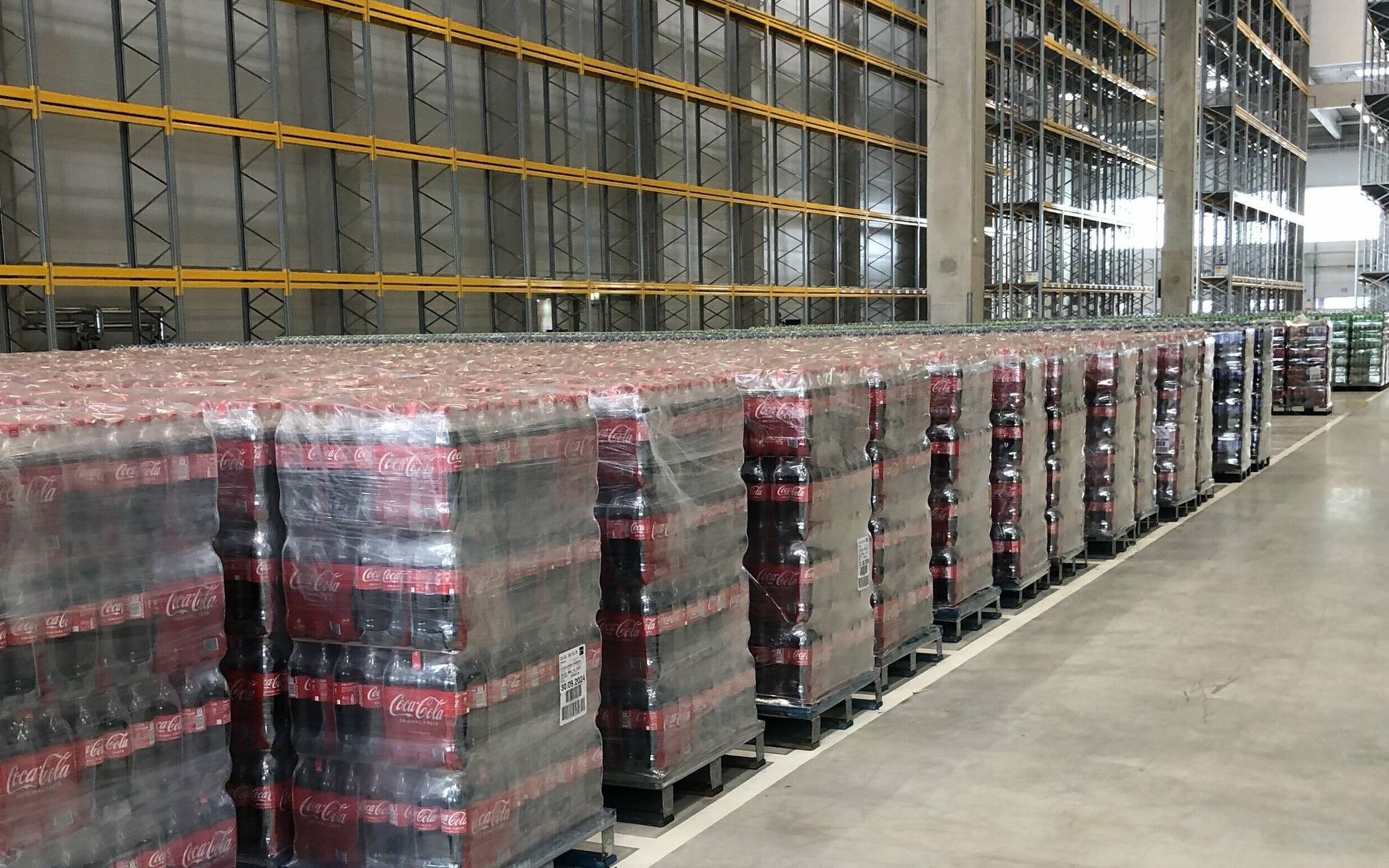  Die Cola-Paletten lassen die imposanten Dimensionen der Lagerhallen ganz gut erahnen. Das Gebäude misst in etwa 50.000 Quadratmeter.  