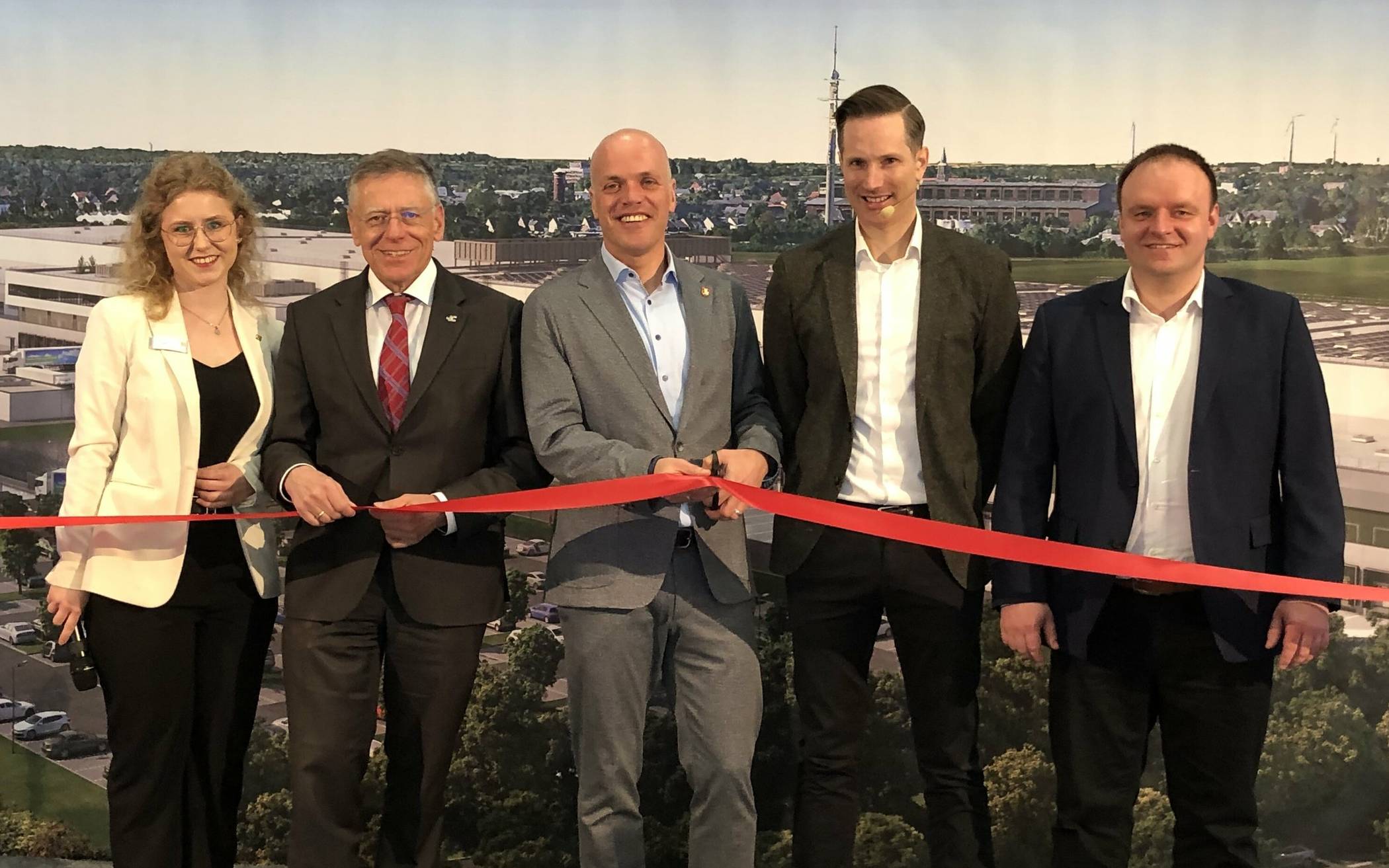 Beim offiziellen Akt: Lea Schwarz (Moderation), Hans-Jürgen Petrauschke (Landrat), Klaus Krützen (Bürgermeister), Tim Jankewitz (Geschäftsführer „Lidl-Regionalgesellschaft Grevenbroich“) und Alexander Manthey (Betriebsleiter) (von links).