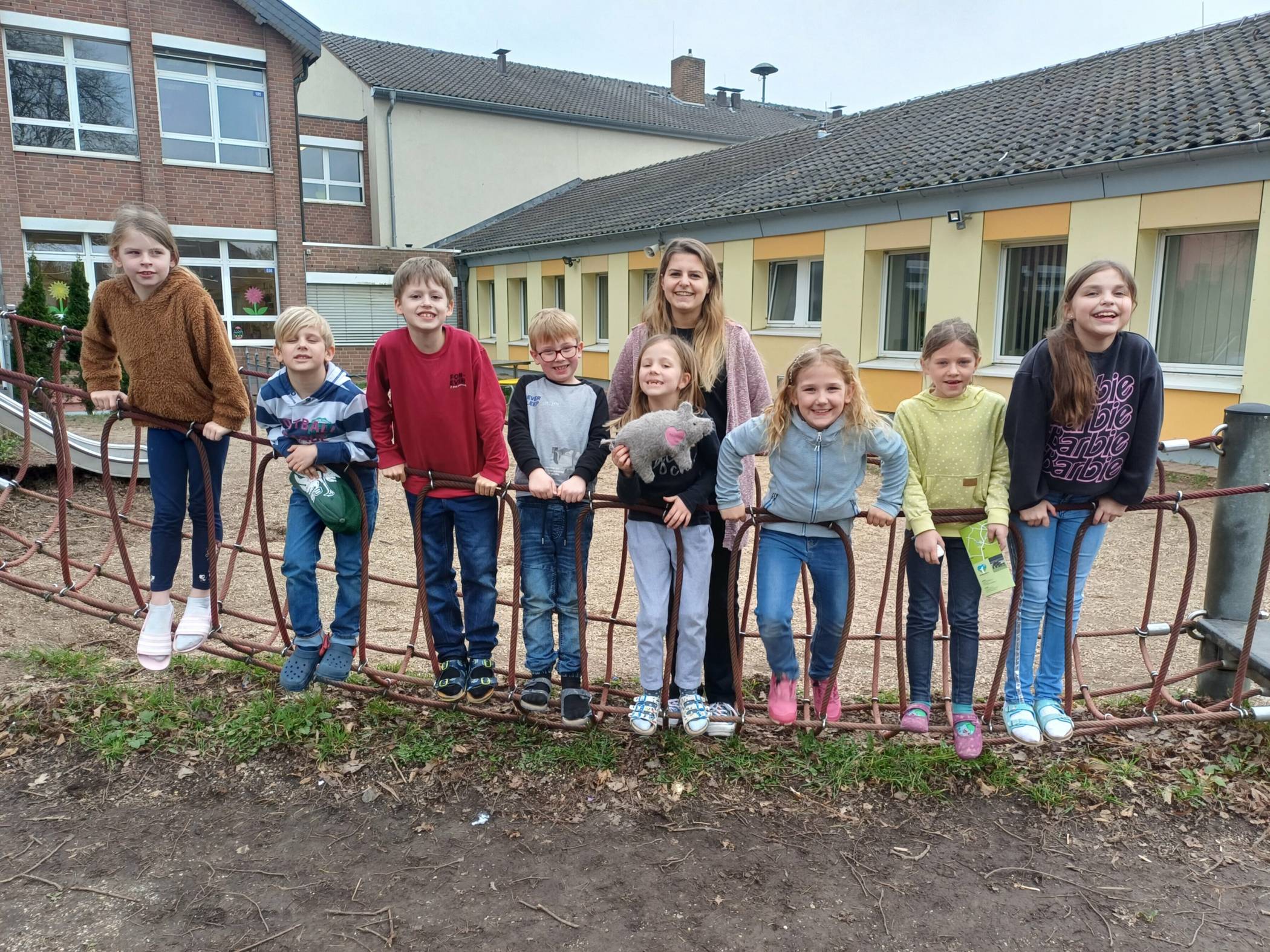  Sina Graus mit dem Organisationsteam des MonRo-Ranch-Projekts. Natürlich immer mit dabei: die „Kuschel-Trudi“.  