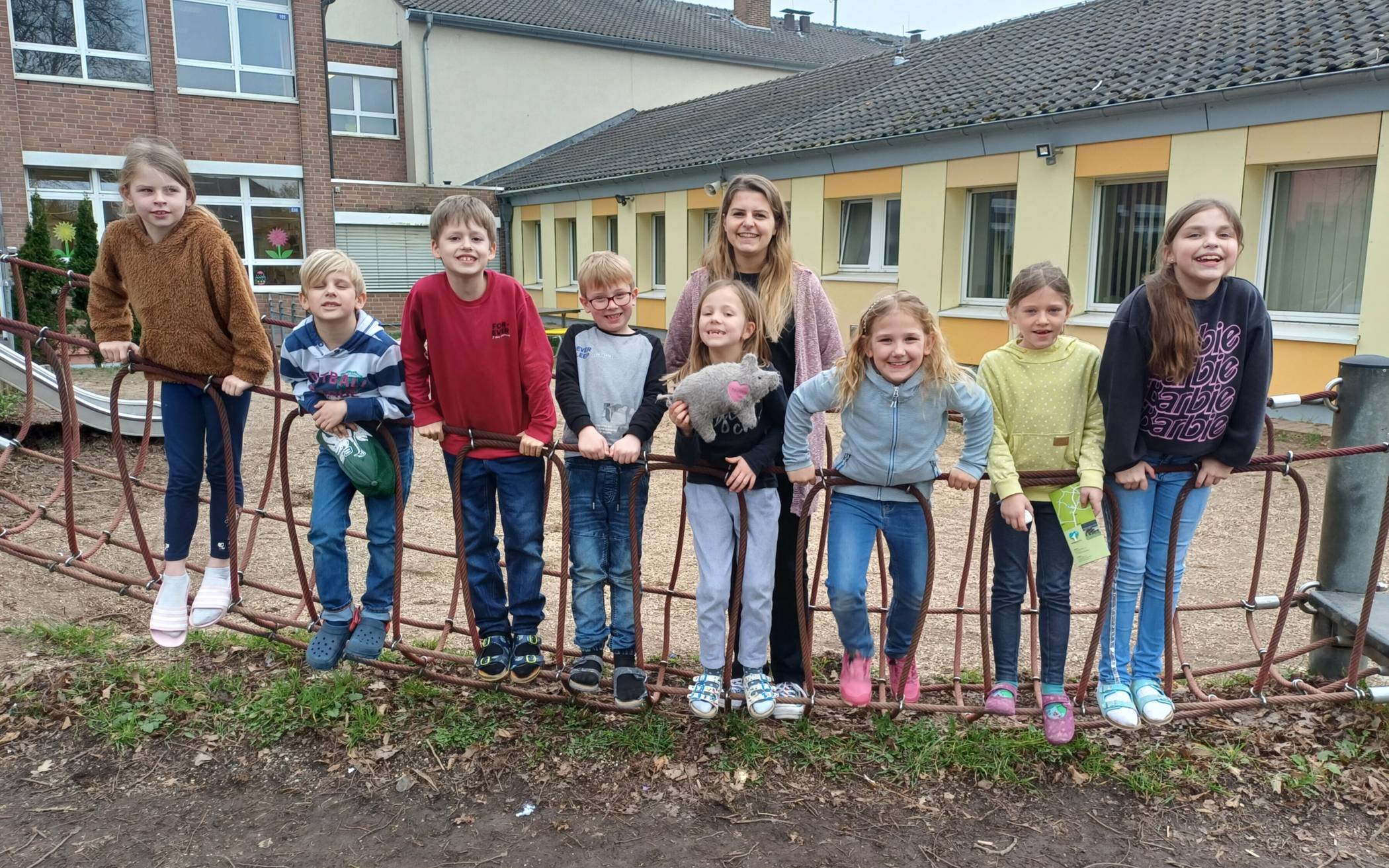  Sina Graus mit dem Organisationsteam des MonRo-Ranch-Projekts. Natürlich immer mit dabei: die „Kuschel-Trudi“.  