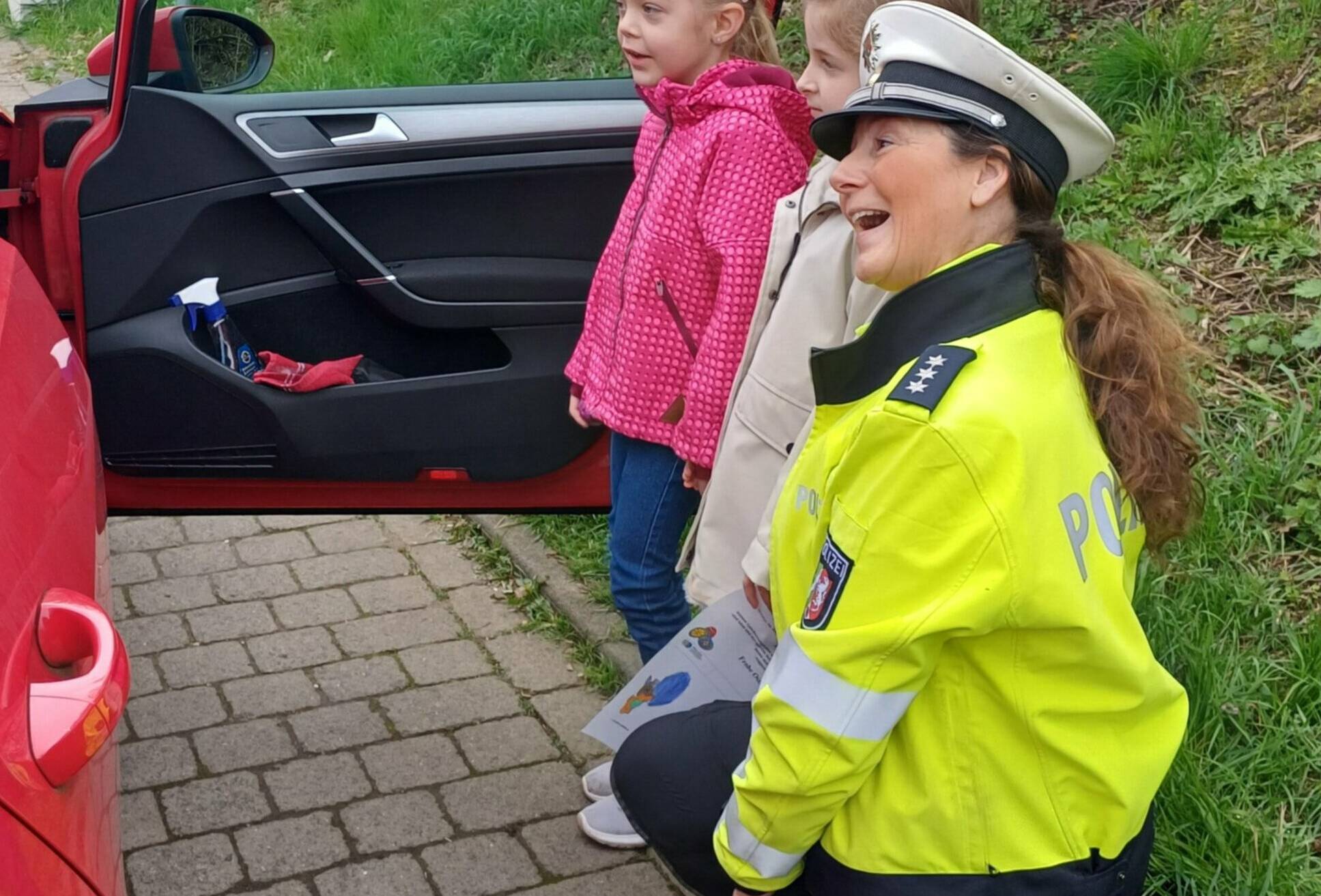   Immer in zweier Teams gingen die „Hilfssheriffs“ auf die Autofahrer zu, um ihre Botschaft zu vermitteln.  