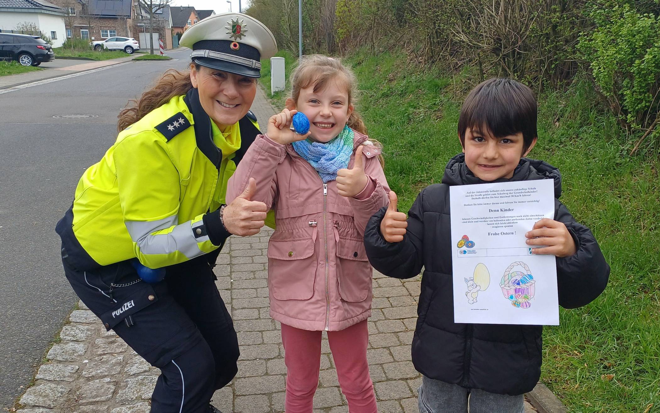  Kerstin Ende präsentiert mit Franzi und Arat, was an die Autofahrer verteilt wurde.  